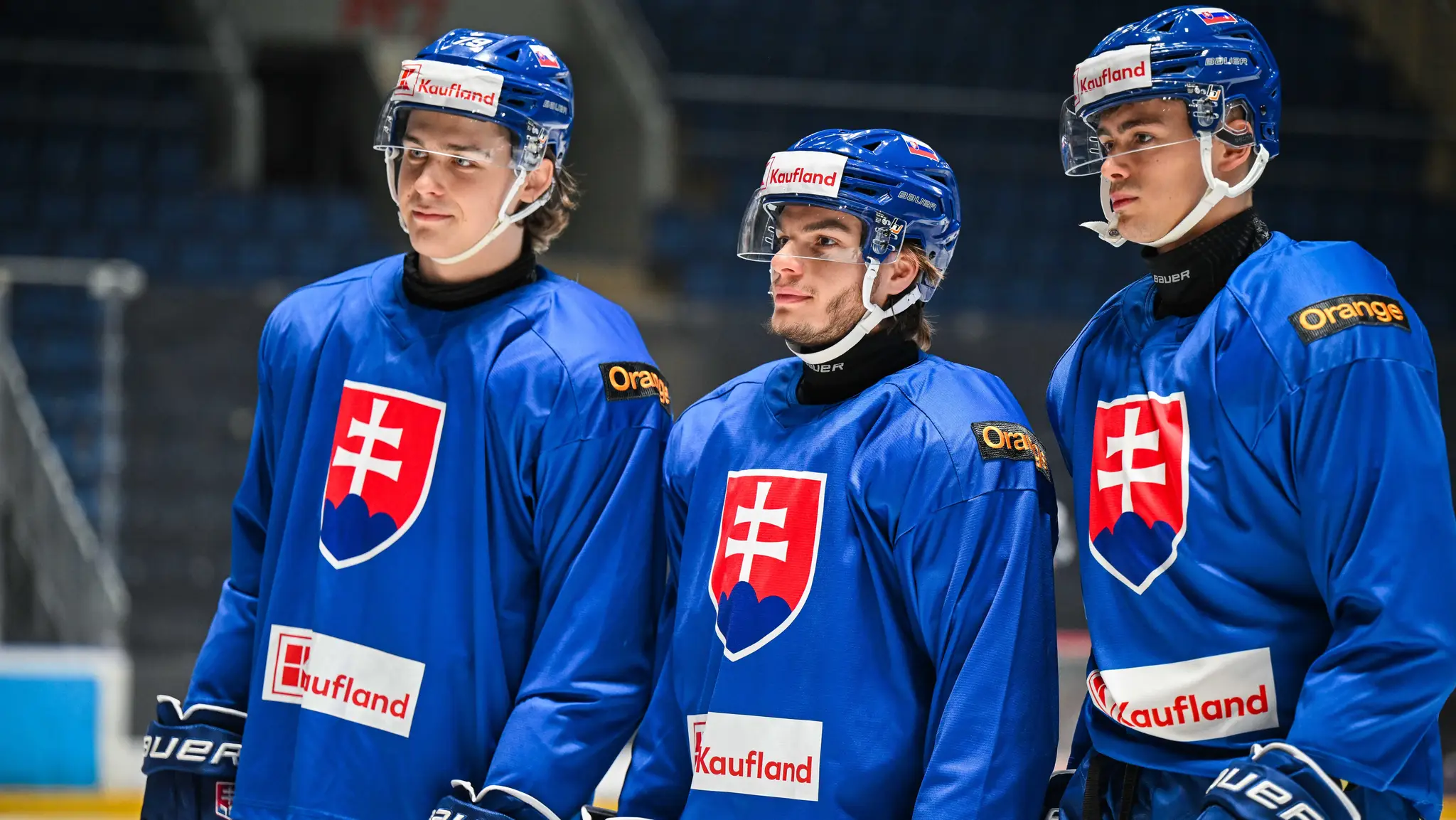 zľava Andrej Krajčovič, Matúš Hlaváč a Michael Laurenčík počas prípravného tréningu slovenskej hokejovej reprezentácie pred dvojzápasom so Švajčiarskom