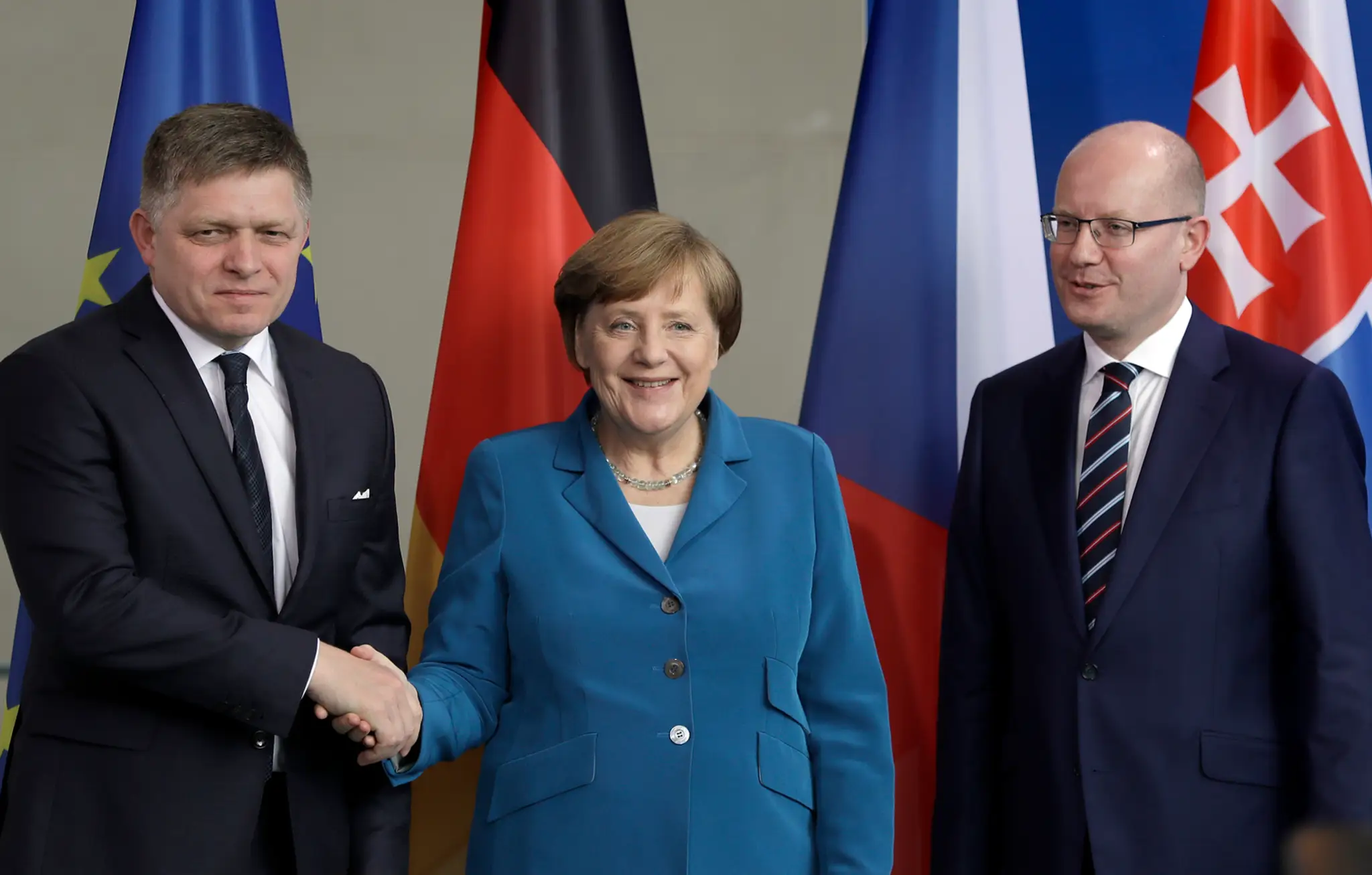 Zľava predseda vlády SR Robert Fico, nemecká kancelárka Angela Merkelová a český premiér Bohuslav Sobotka