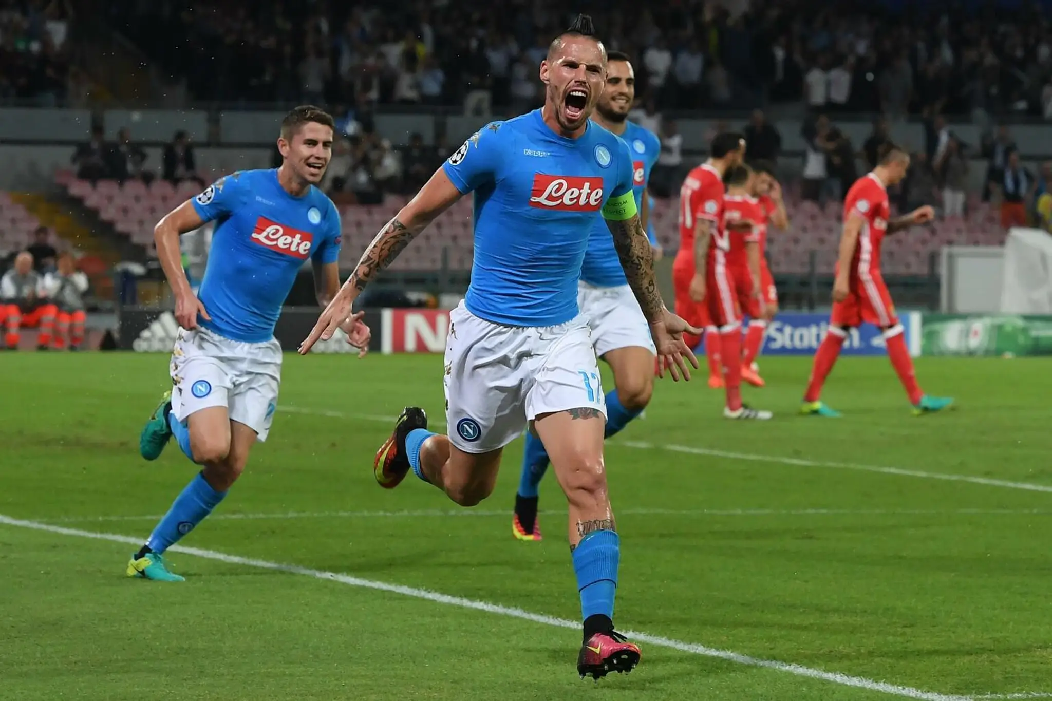 Slovenská opora SSC Neapol Marek Hamšík sa raduje po strelení gólu v dueli LM proti Benfice Lisabon.