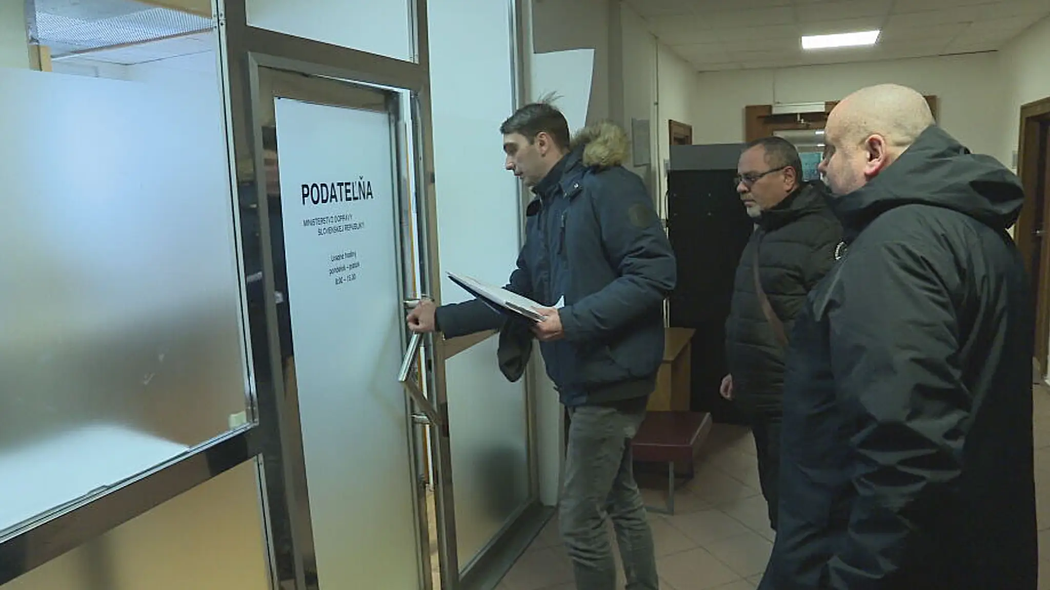 Rušňovodiči doručili na rezort dopravy petíciu. 
