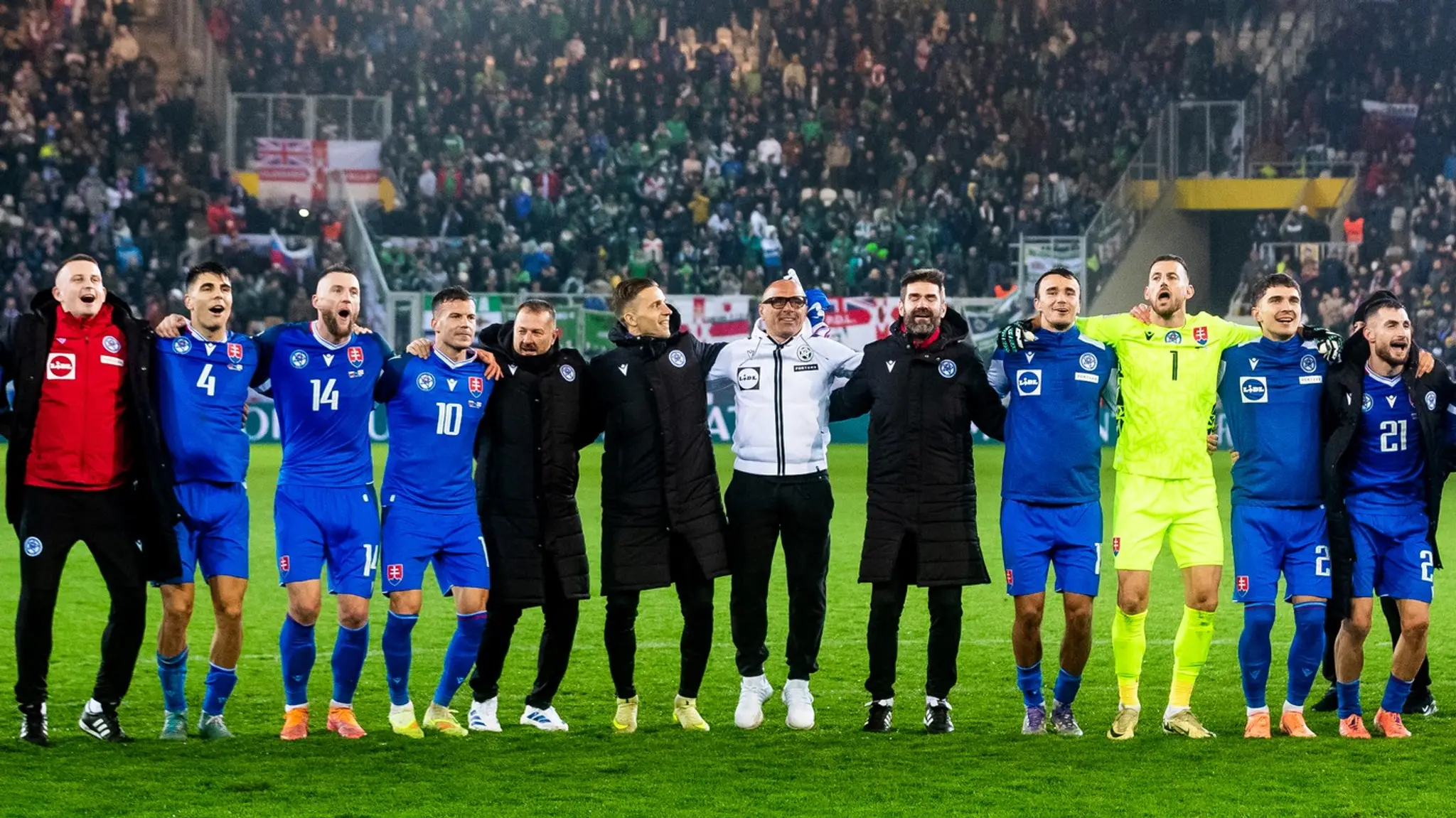 Slovenskí futbaloví reprezentanti ďakujú fanúšikom počas kvalifikácie o MS