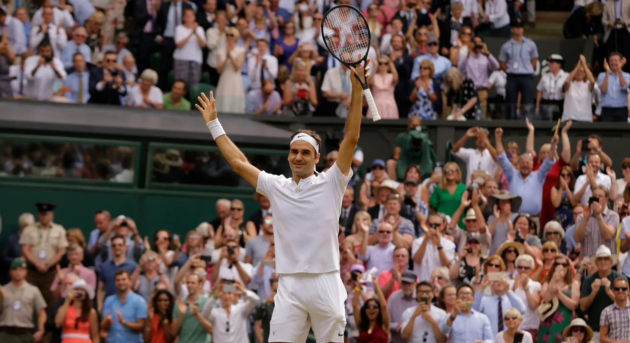 Švajčiar Roger Federer oslavuje víťazstvo vo finálovom zápase proti Chorvátovi Marinovi Čiličovi.