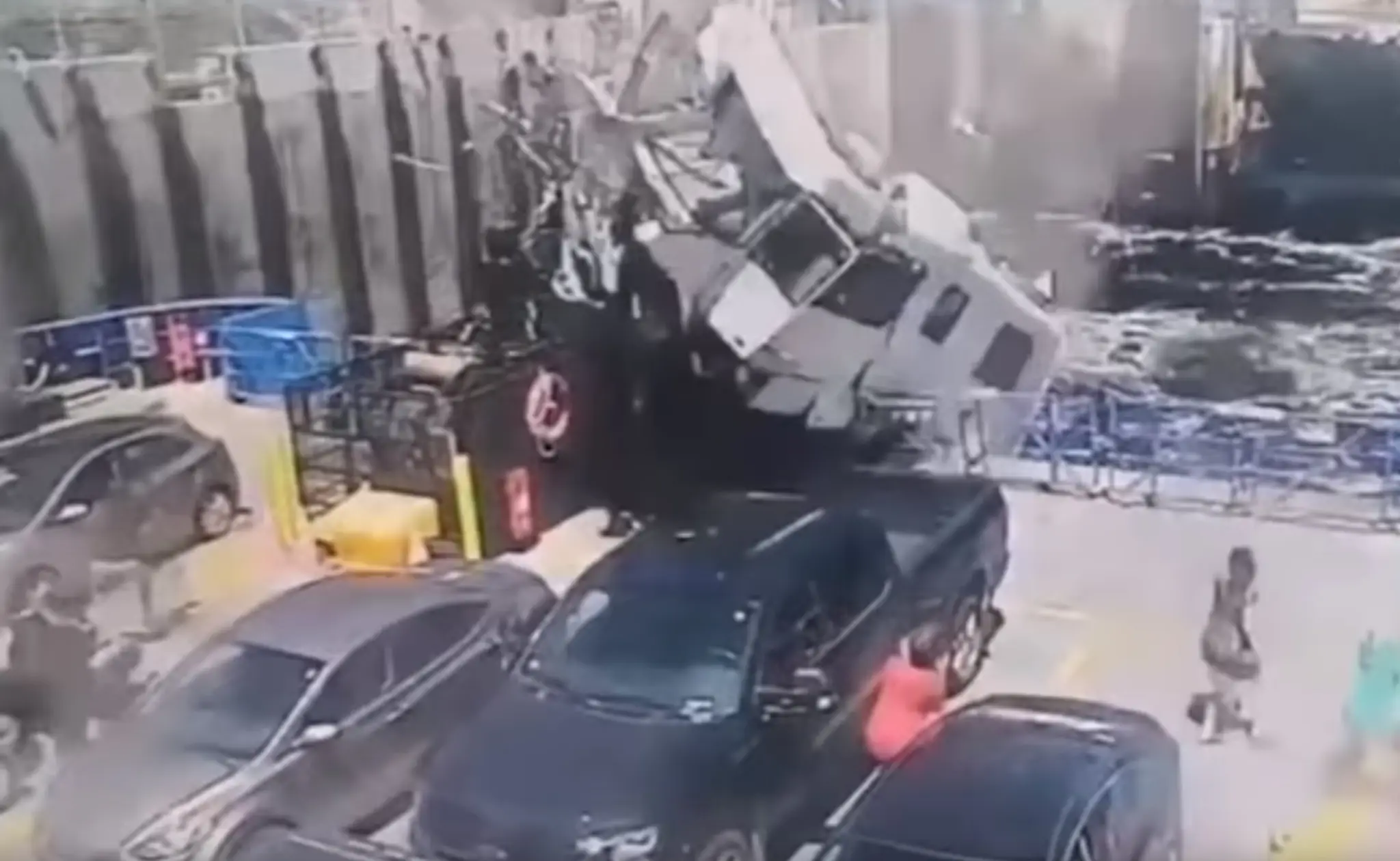 Moment, keď karavan narazil do trajektu.