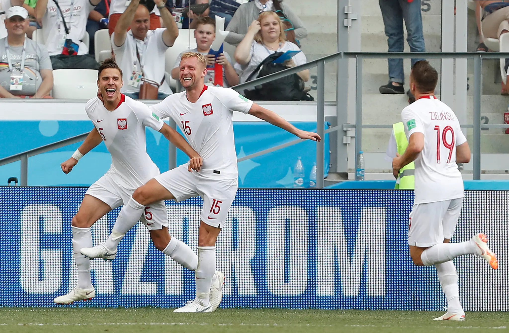 Poľskí hráči sa tešia z gólu Jana Bednareka (vľavo) v zápase proti Japonsku na MS 2018.