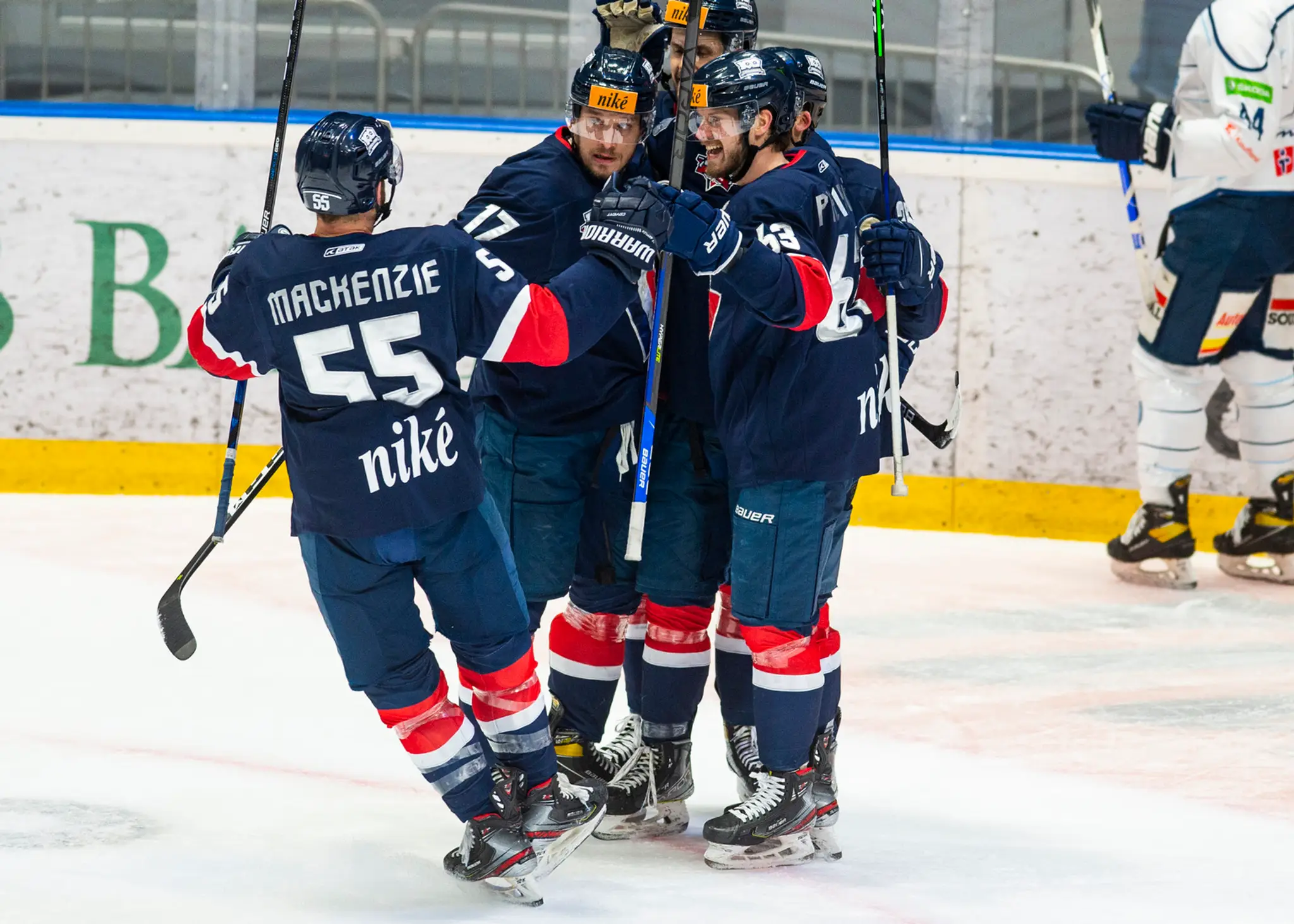 Na snímke gólová radosť hráčov Slovana v zápase 37. kola Tipos extraligy.
