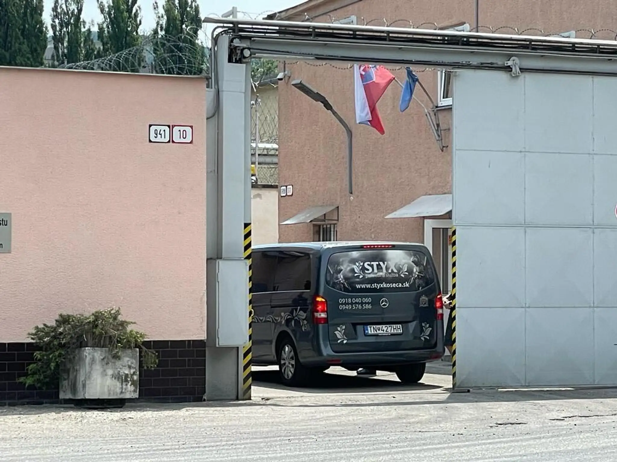 Pohrebná služba pred väznicou