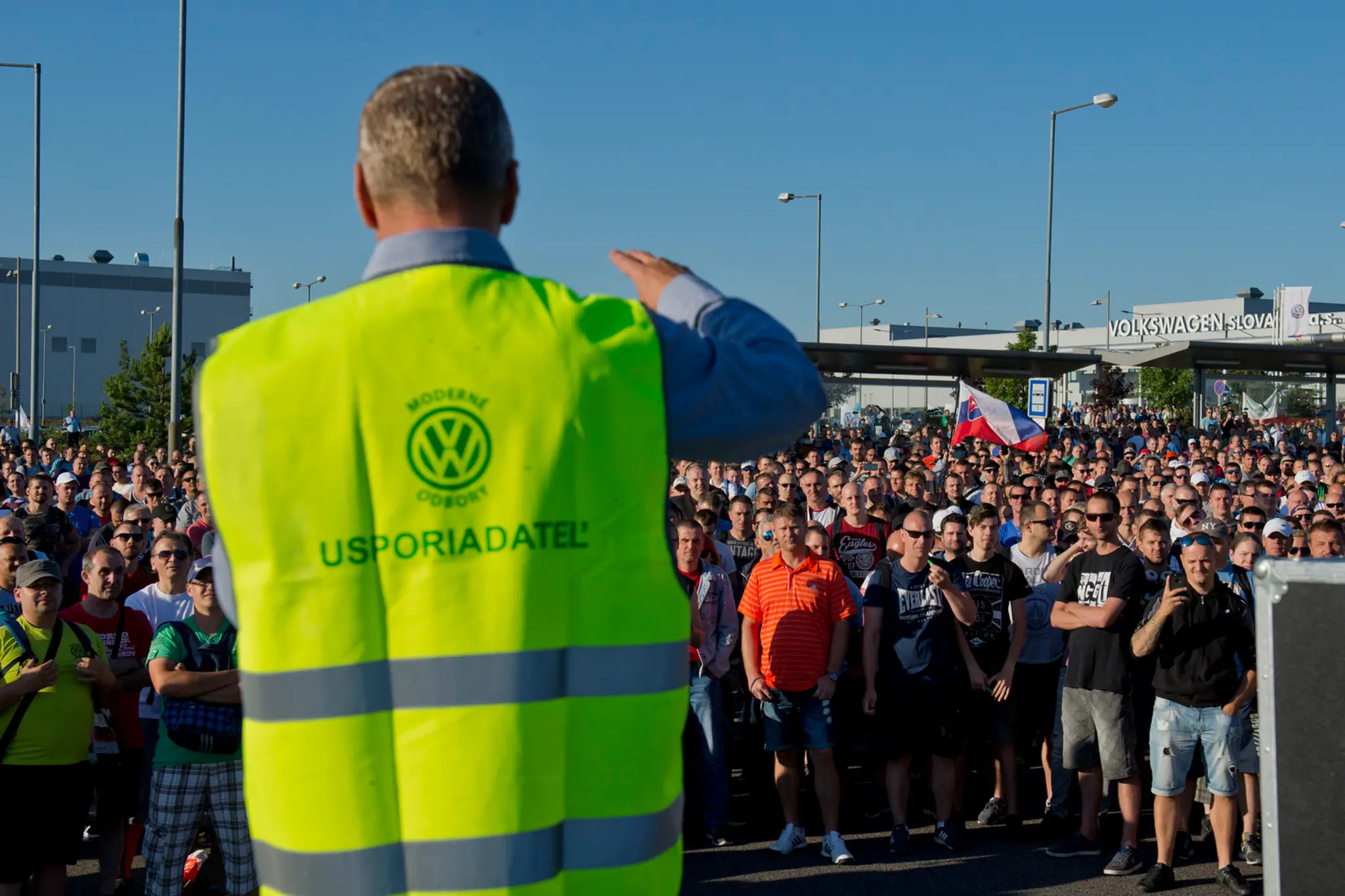 Na snímke štrajkujúci pracovníci automobilky Volkswagen Slovakia
