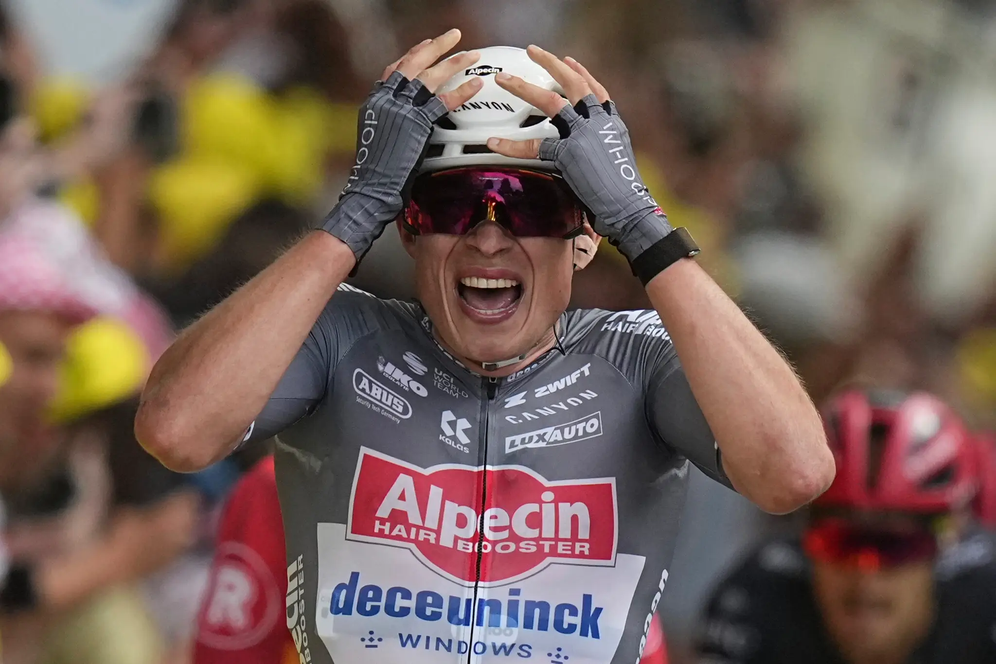 Jesper Philipsen ovládol prvú etapu Tour de France 2025.