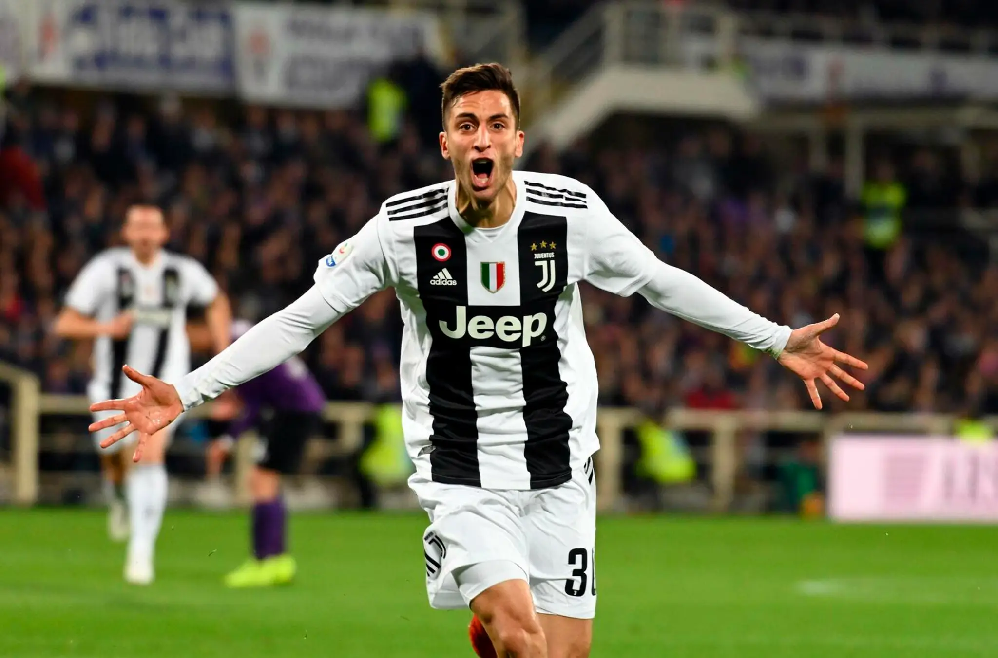 Hráč Juventusu Rodrigo Bentancur oslavuje úvodný gól.