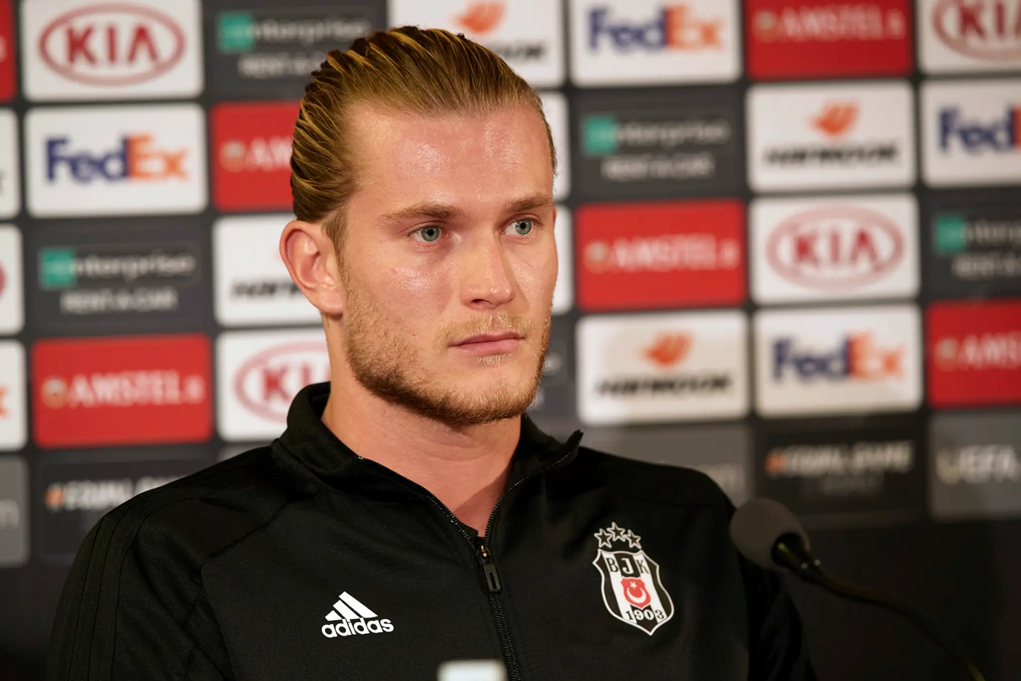 Gólman Besiktasu Loris Karius na tlačovej konferencii.