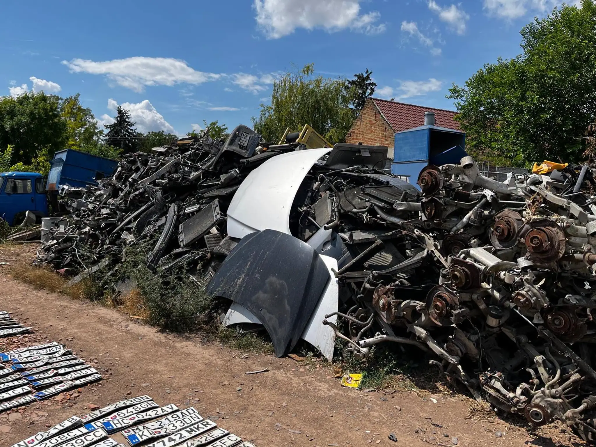 Enviropolícia preveruje pri Komárne nelegálny odpad zo starých áut.