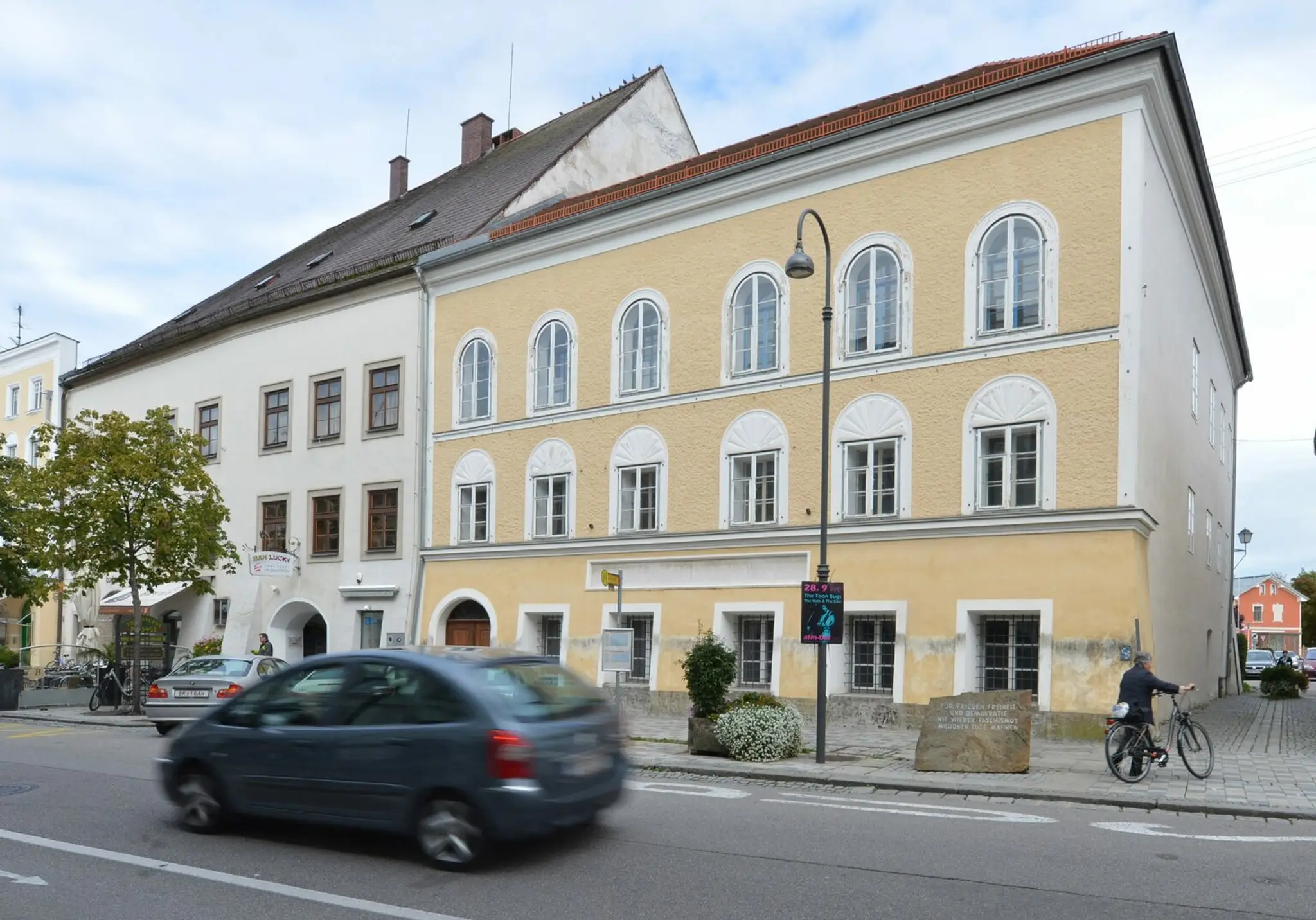 Rodný dom (v popredí) Adolfa Hitlera.