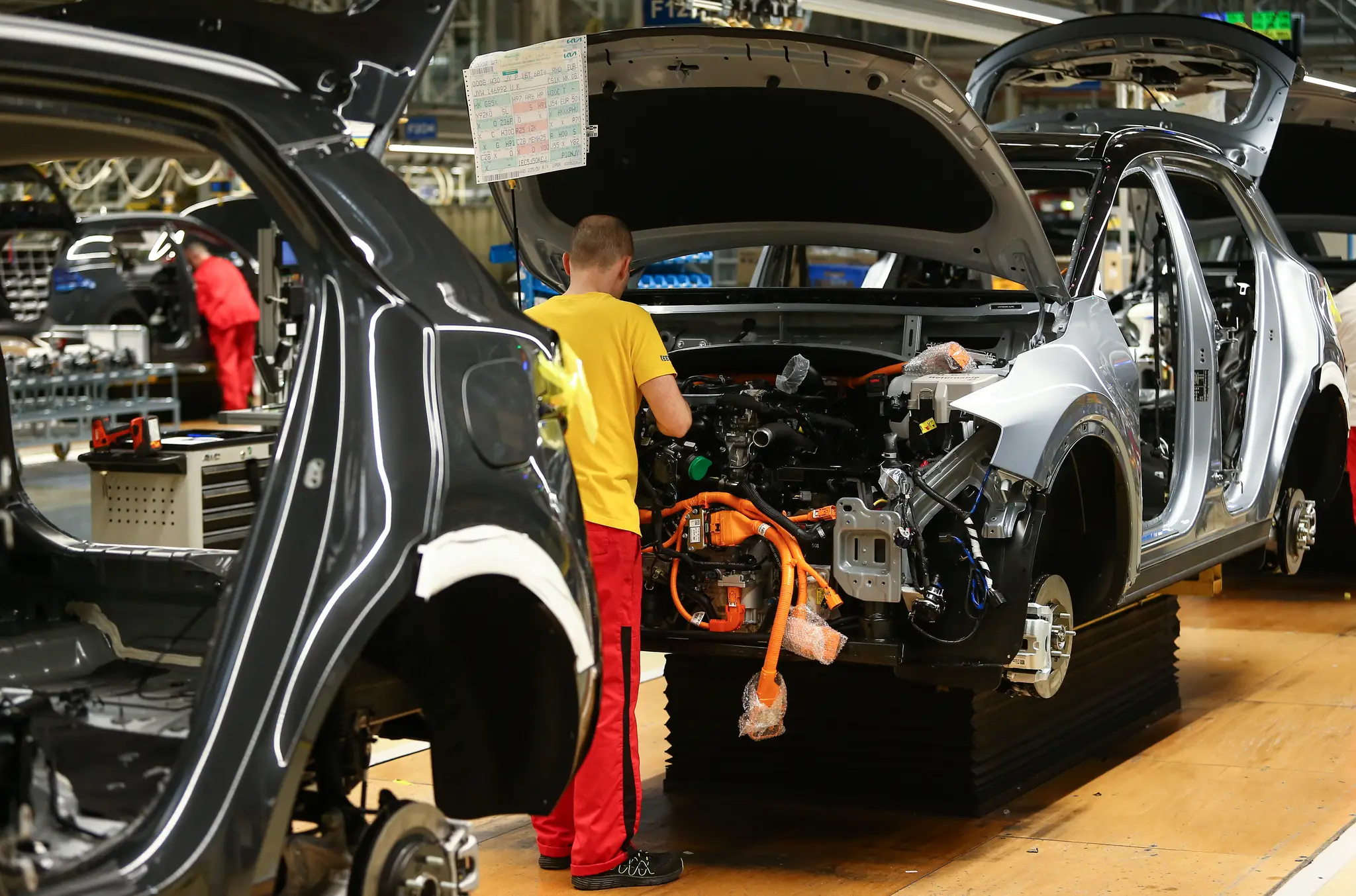 Na snímke montáž nových automobilov Kia 
