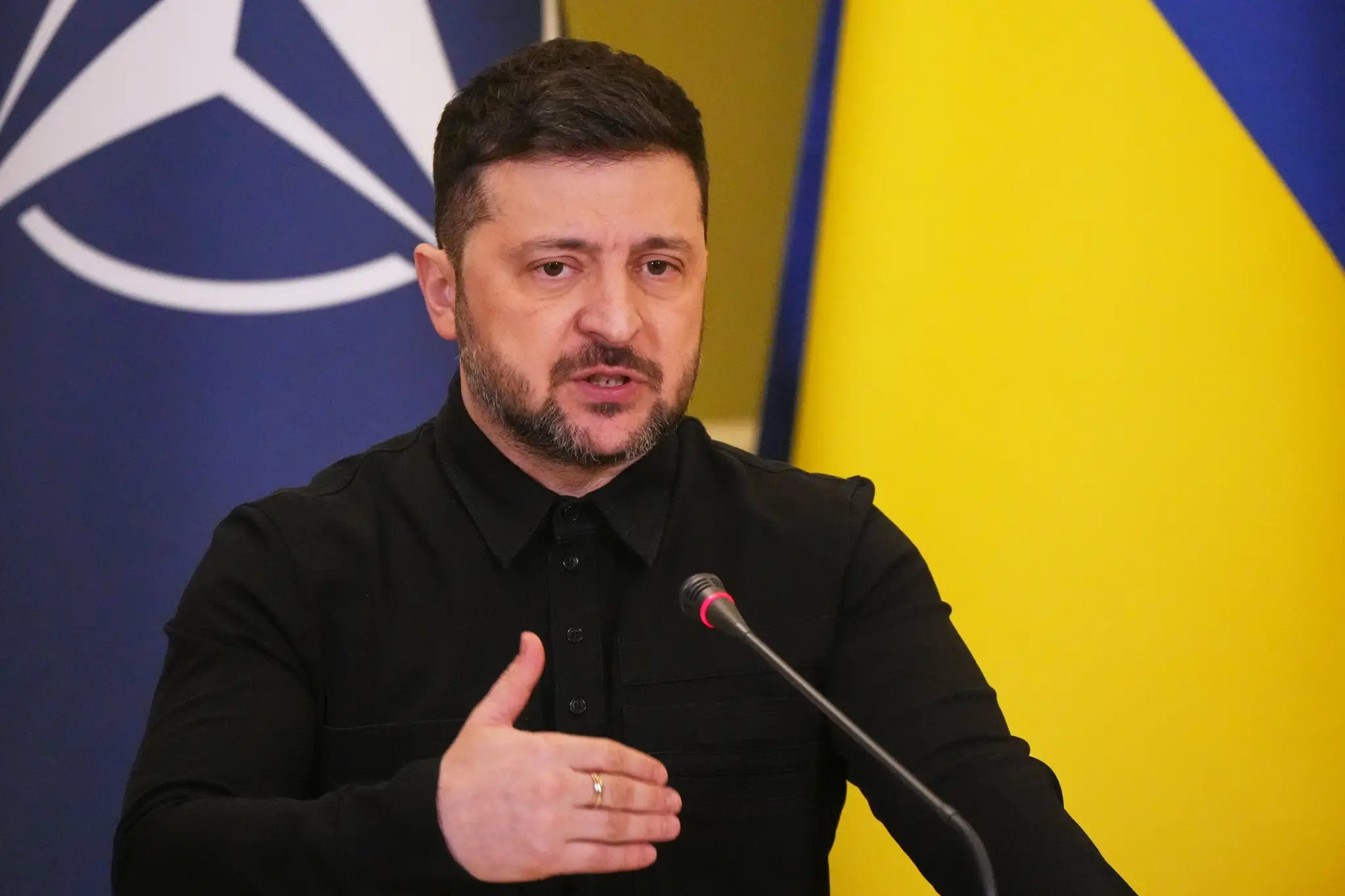 Ukrajinský prezident Volodymyr Zelenskyj gestikuluje počas spoločnej tlačovej konferencie so šéfom NATO Markom Ruttem v Kyjeve.
