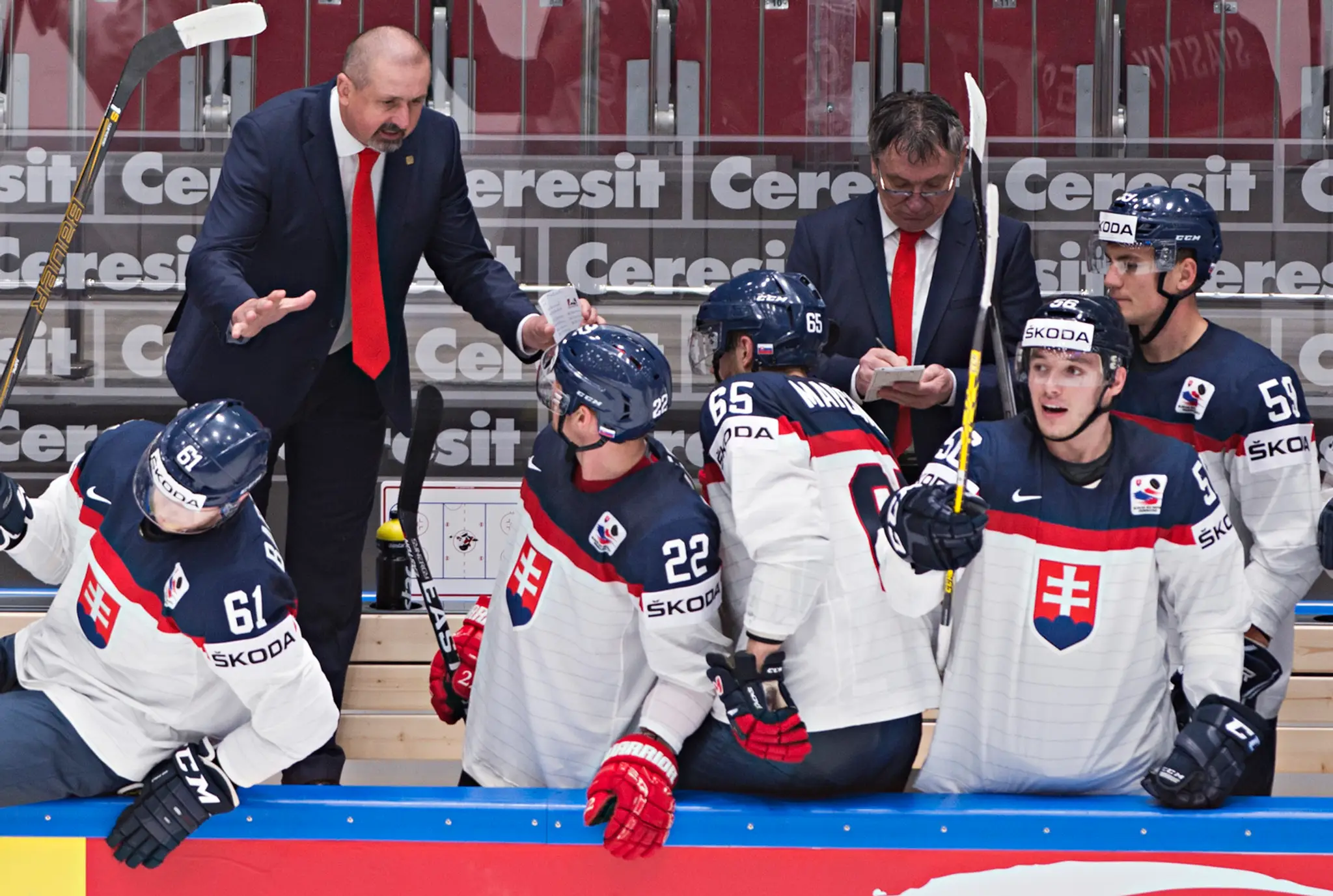 Slovenská striedačka počas duelu proti Maďarsku na MS v Rusku.