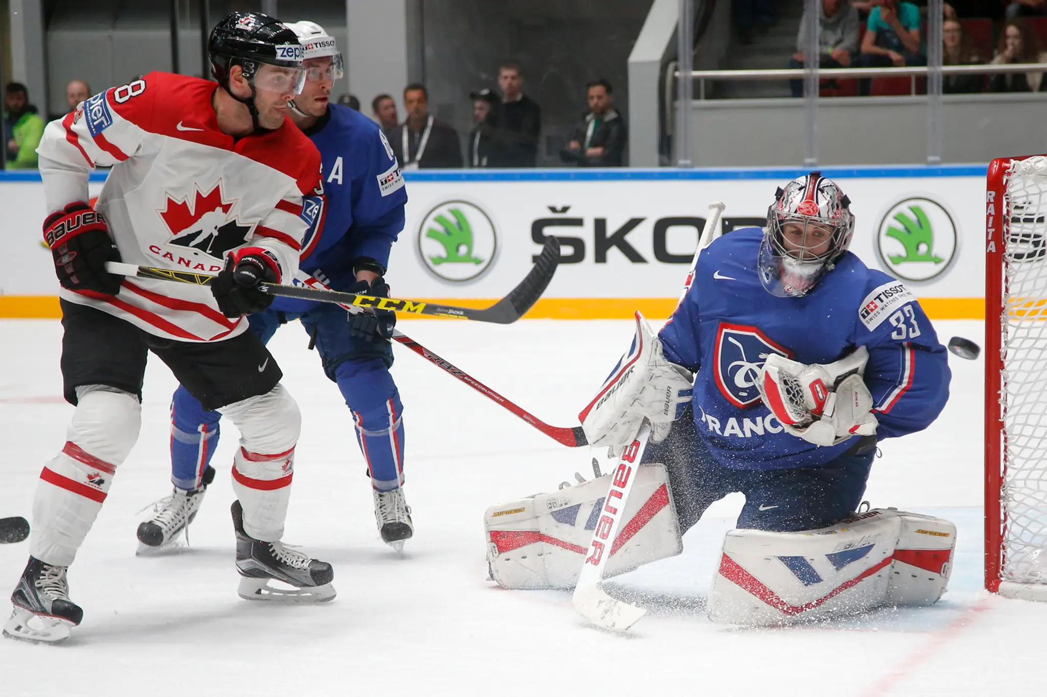 Kanadský hokejista Boone Jenner (vľavo), francúzsky brankár Ronan Quemener