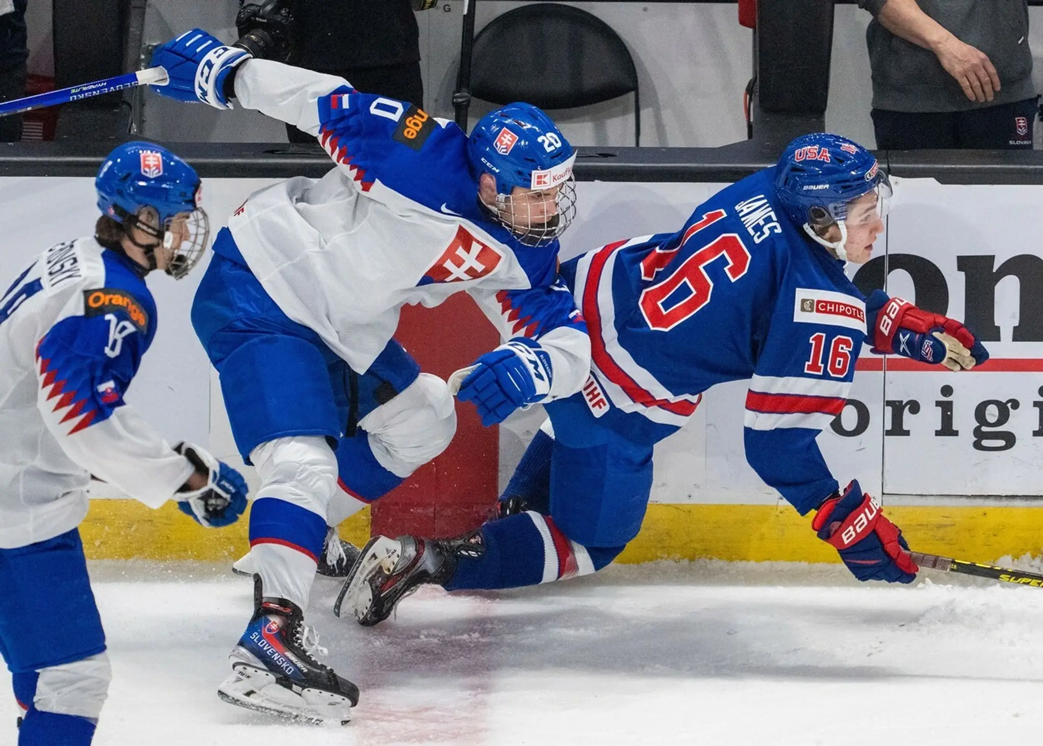 Juraj Slafkovský v súboji s Američanom Dominicom Jamesom (vpravo) na MS juniorov 2022.