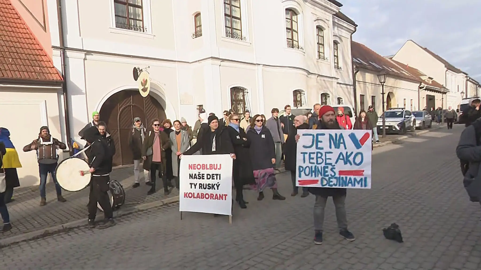 Diskusiu so študentmi sprevádzal protest. 