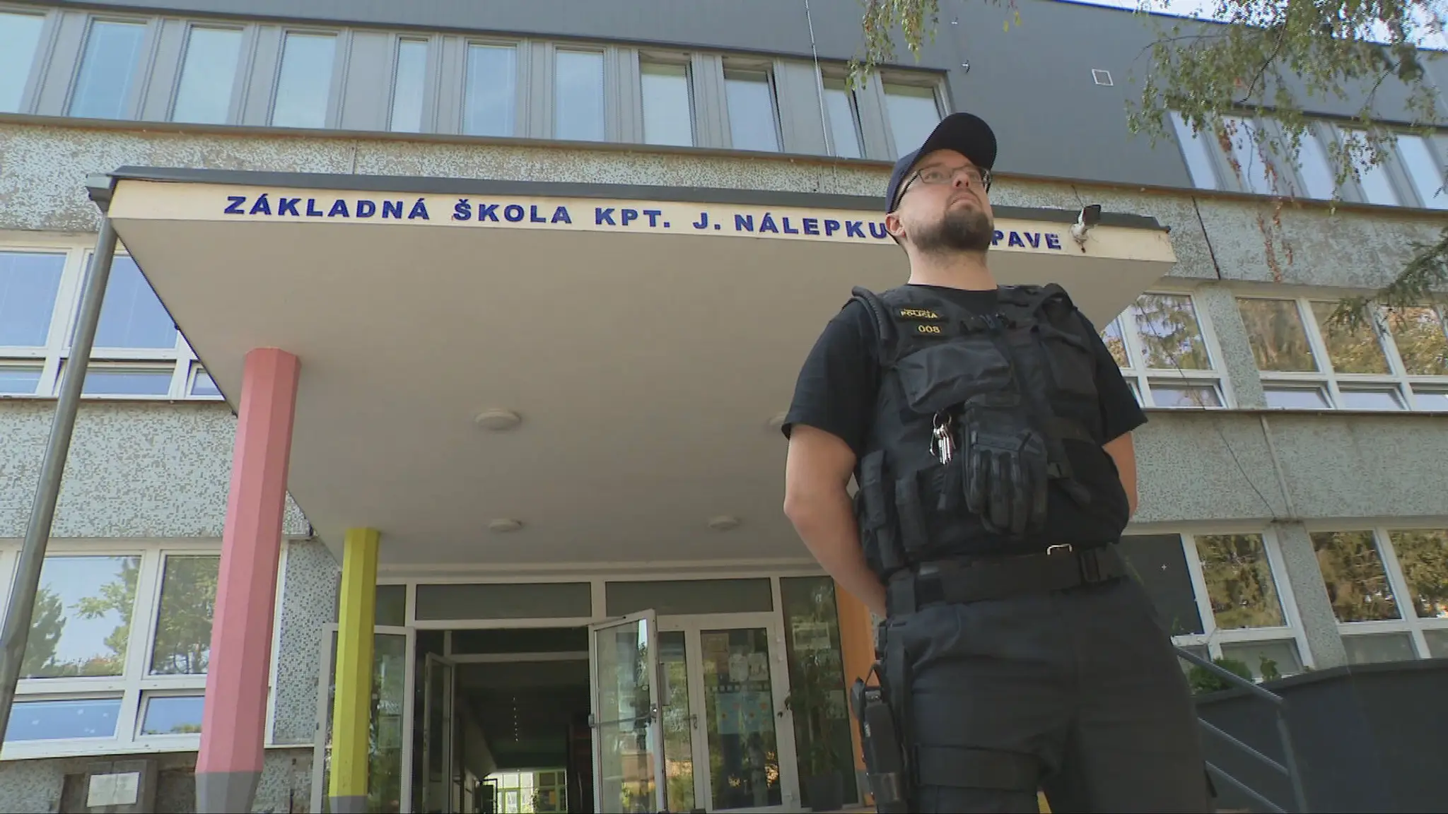 Policajt na škole.