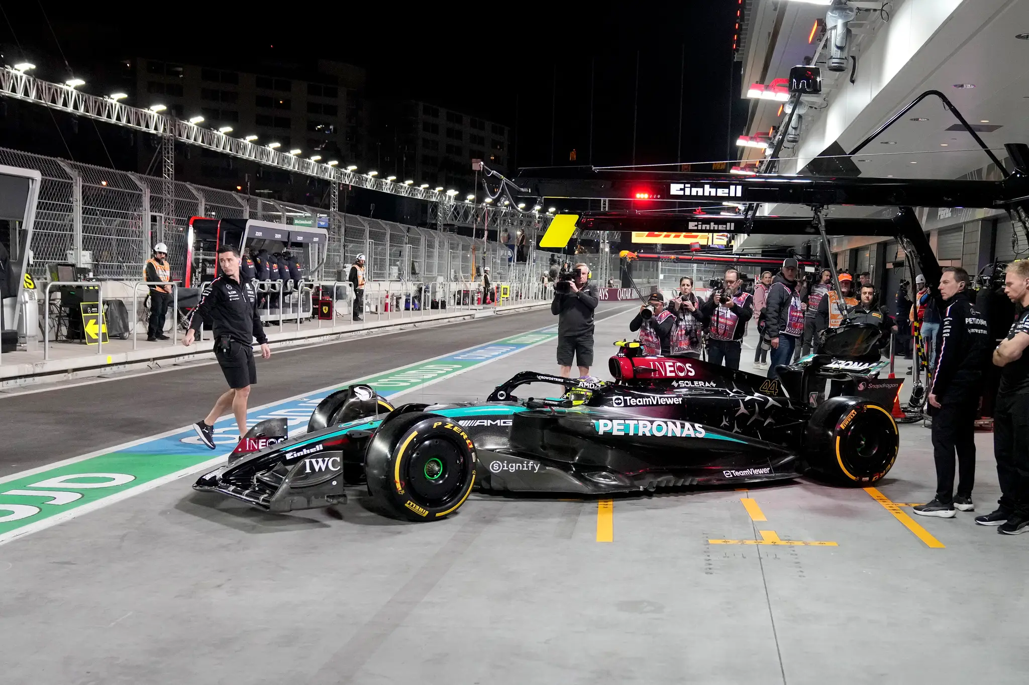 Britský jazdec F1 Lewis Hamilton z tímu Mercedes odchádza z garáže počas tréningu.