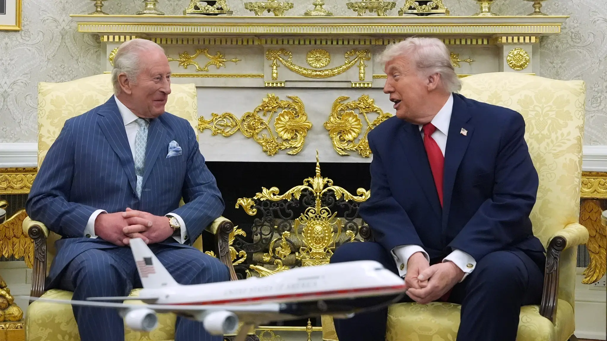 Kráľ Karol III. a Donald Trump. 