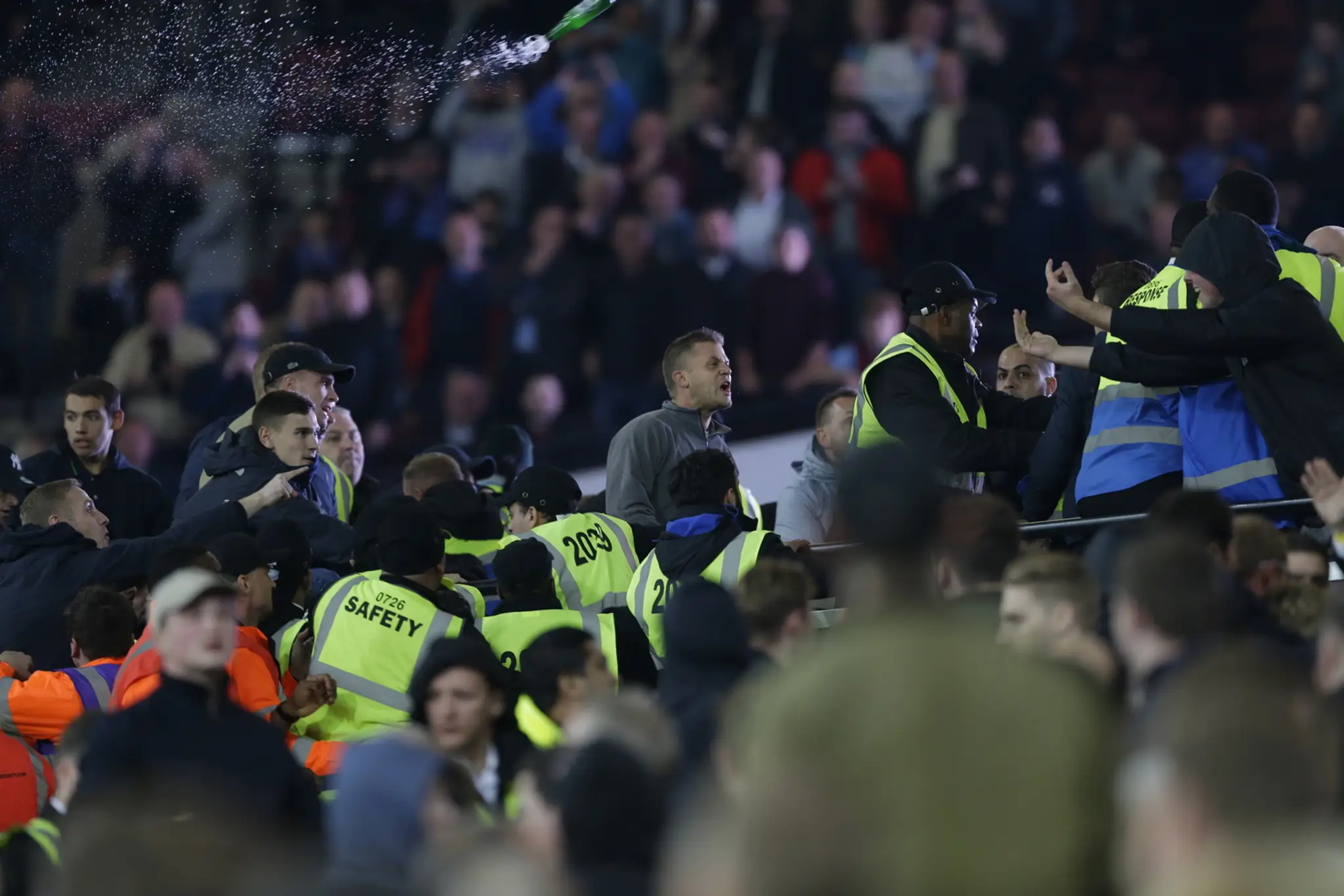 Výtržnosti fanúšikov West Hamu a Chelsea počas zápasu Ligového pohára.