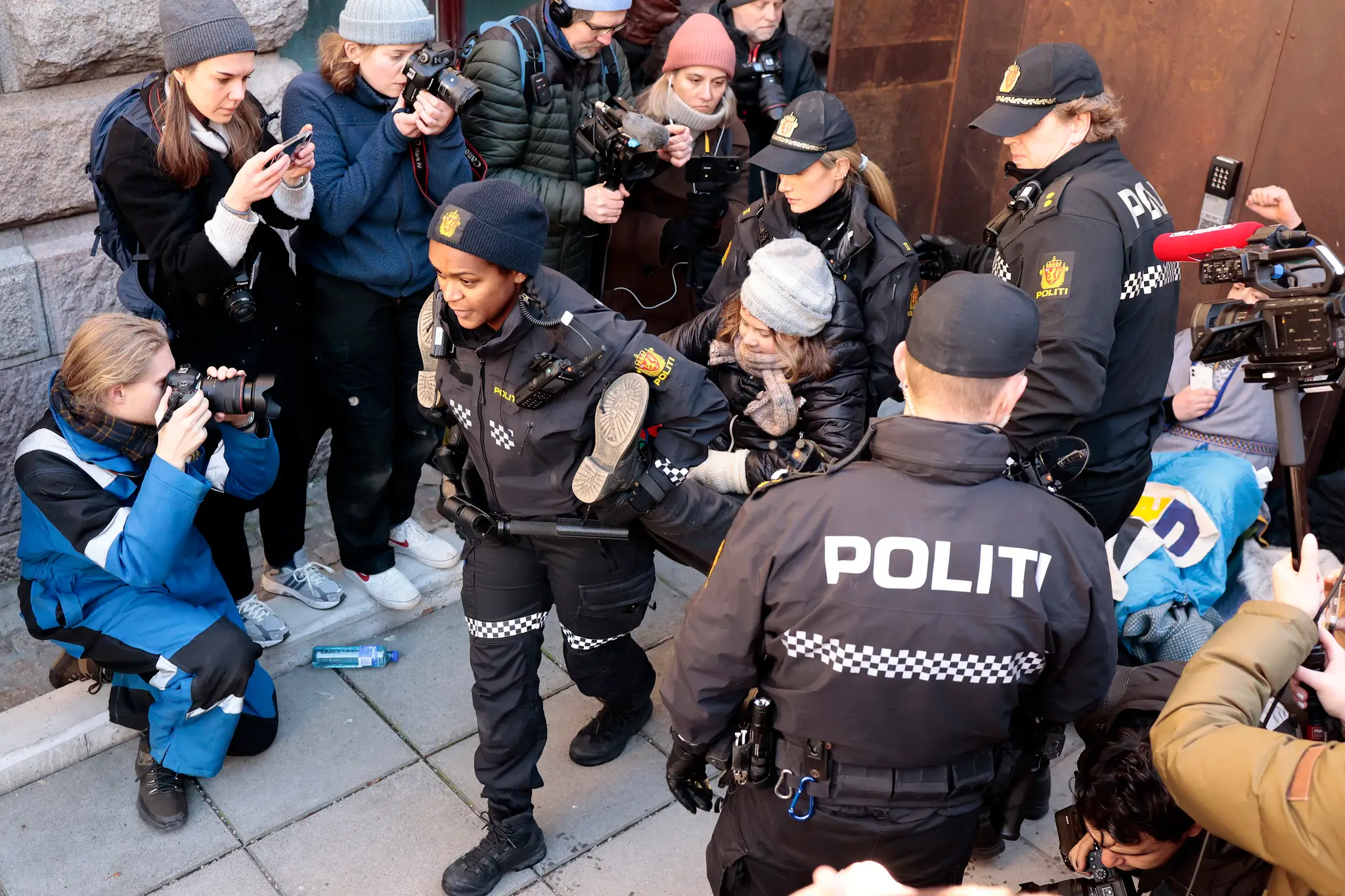Nórska polícia zadržala klimatickú aktivistku Gretu Thunbergovú, ktorú spoločne s ďalšími aktivistami vyviedla z budovy ministerstva financií v Osle.