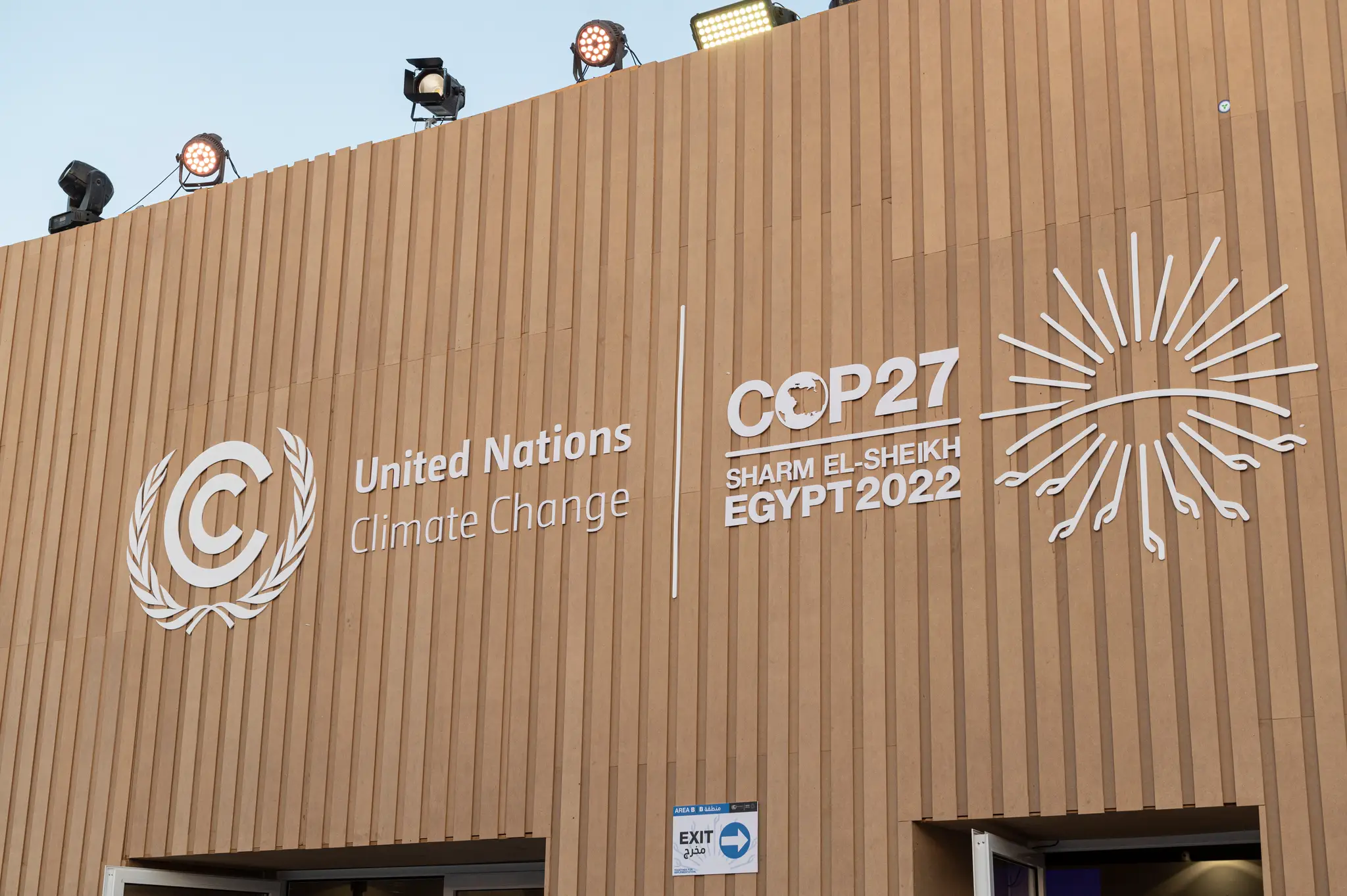 Nápis na budove počas Klimatickej konferencie OSN COP 27 v egyptskom Šarm aš-Šajchu.