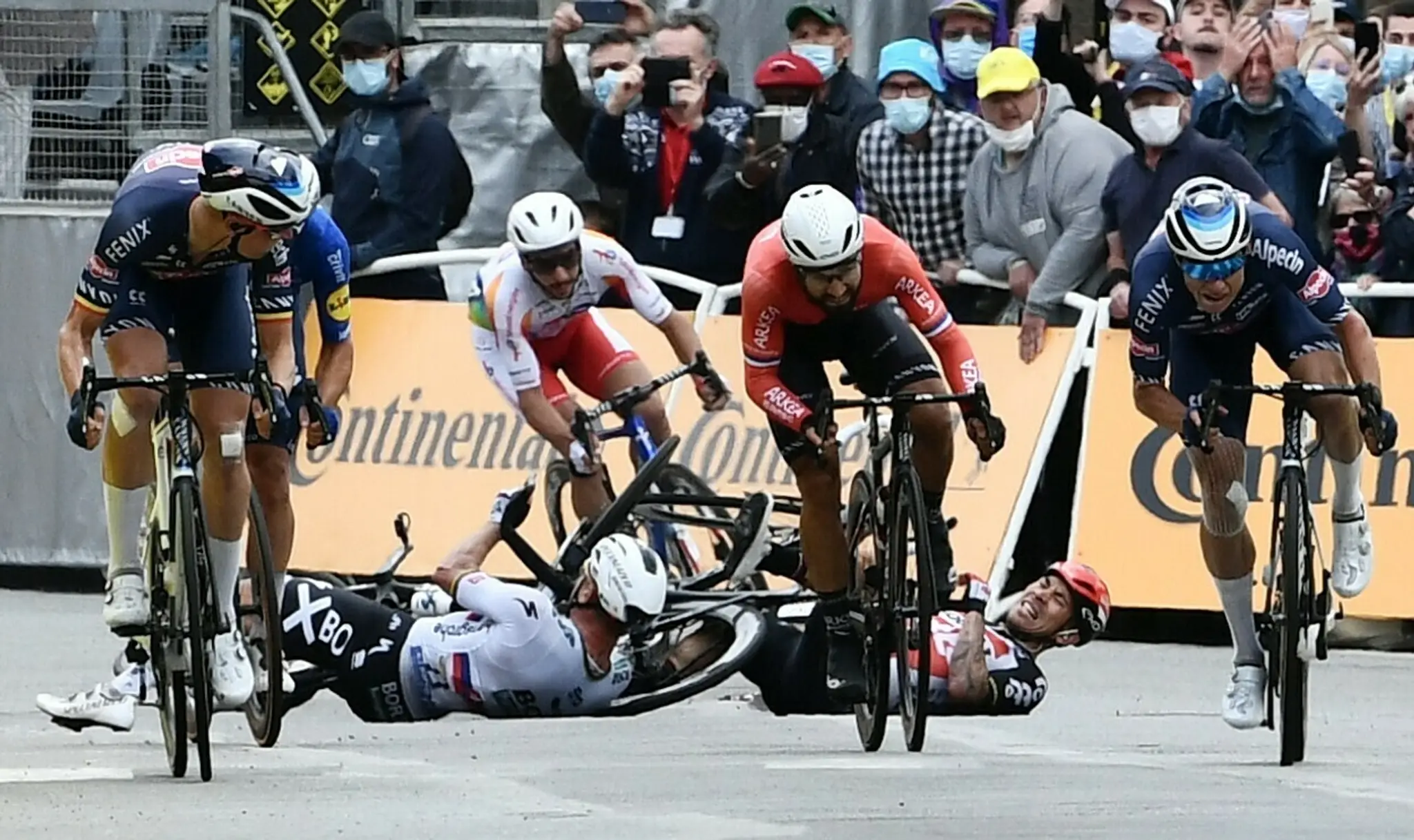 Sagan a Ewan na zemi po kolízii počas špurtu 3. etapy Tour de France.