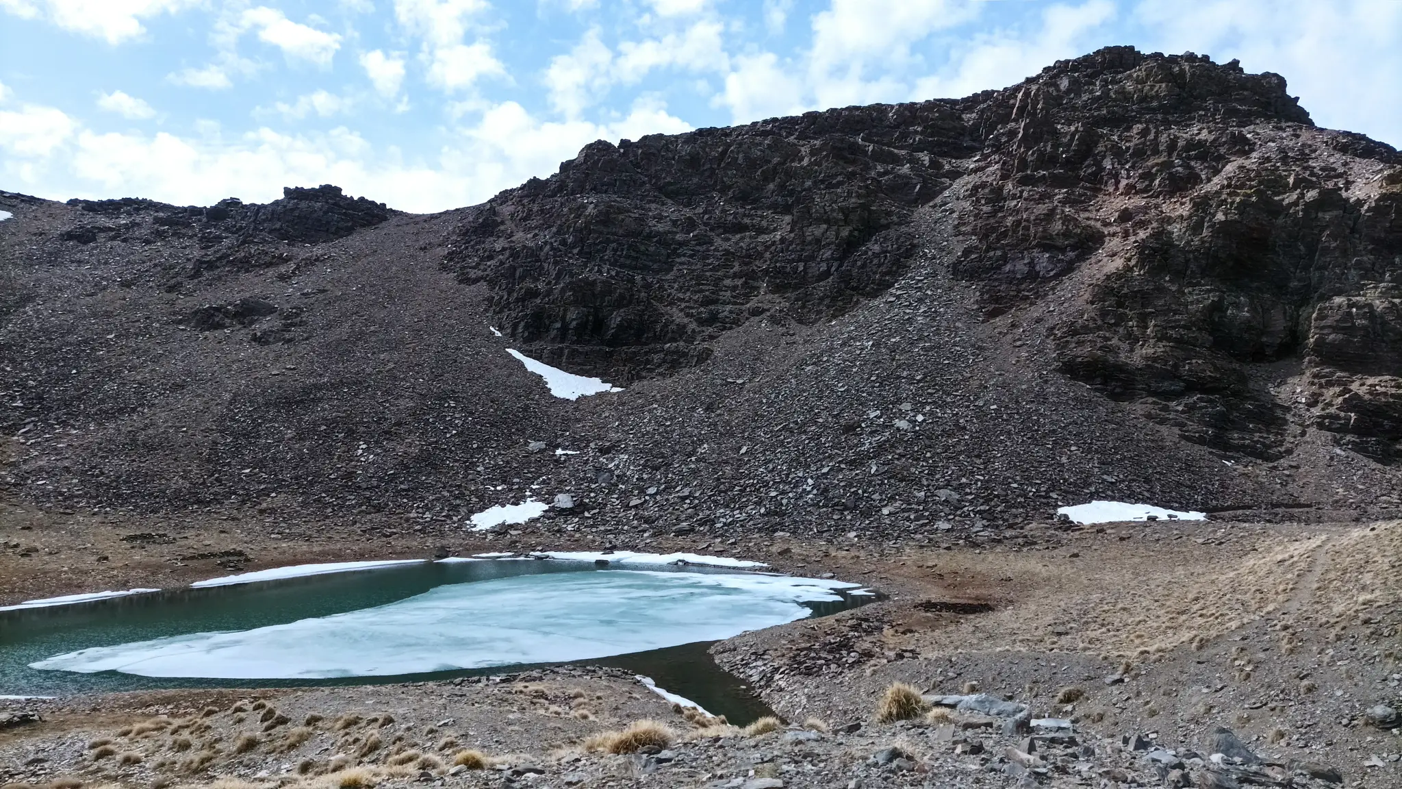 Pohorie Siera Nevada, blízko Refugio del Caballo, pod vrcholom Pico del Caballo.