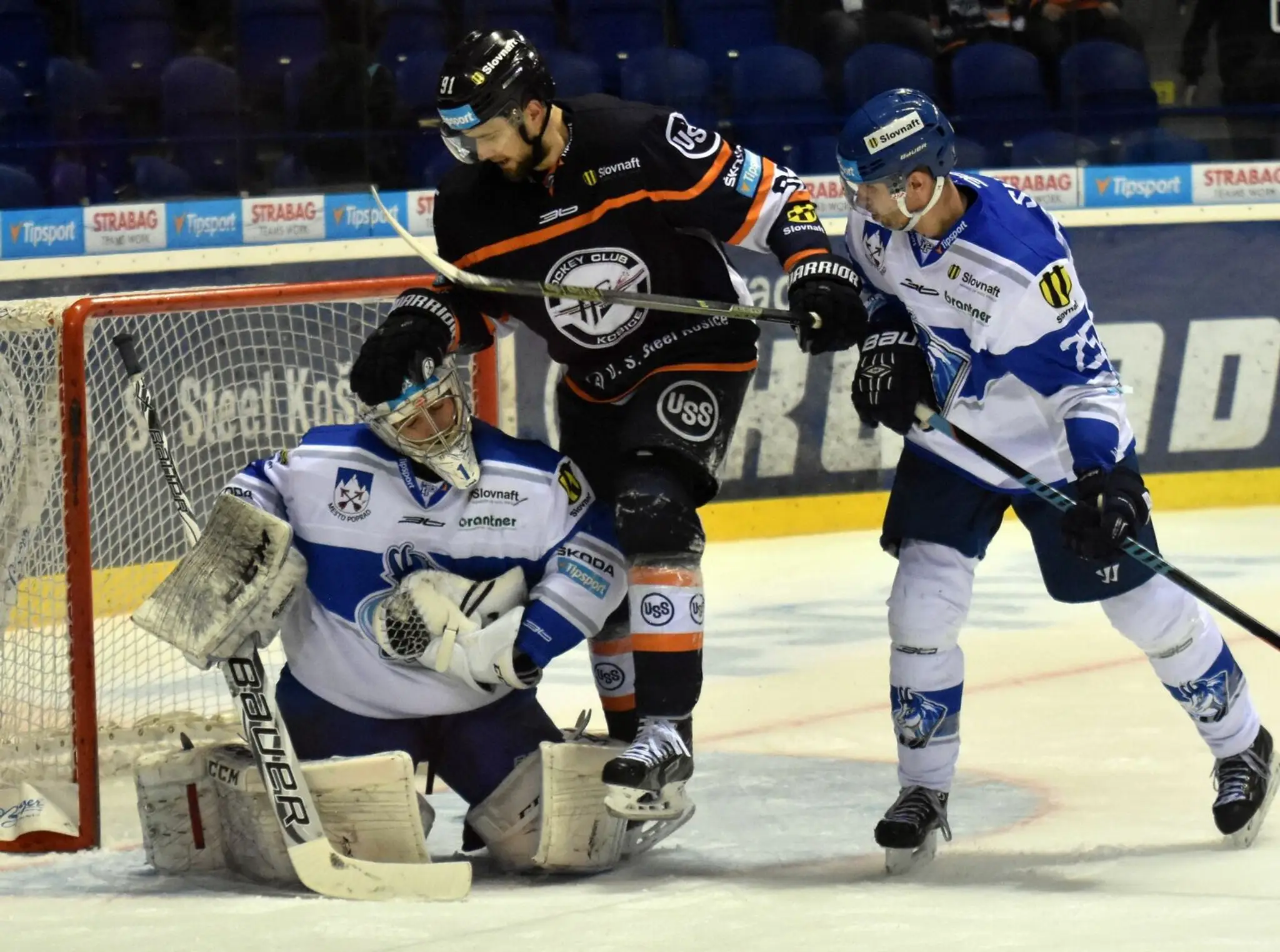 Zľava brankár HK Poprad Matúš Kostúr, hráč HC Košice Richard Lelkeš a hráč HK Poprad Radoslav Suchý.