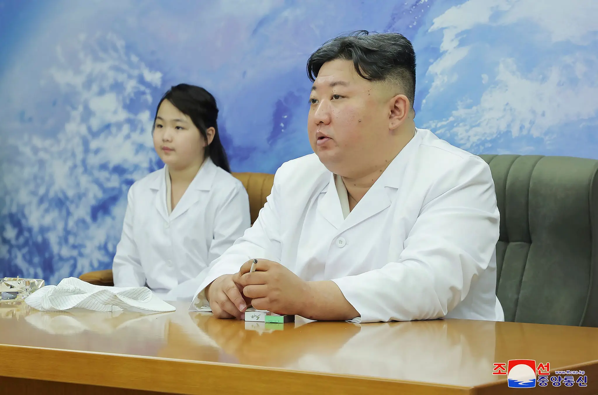 Kim Čong-un na snímke s dcérou.