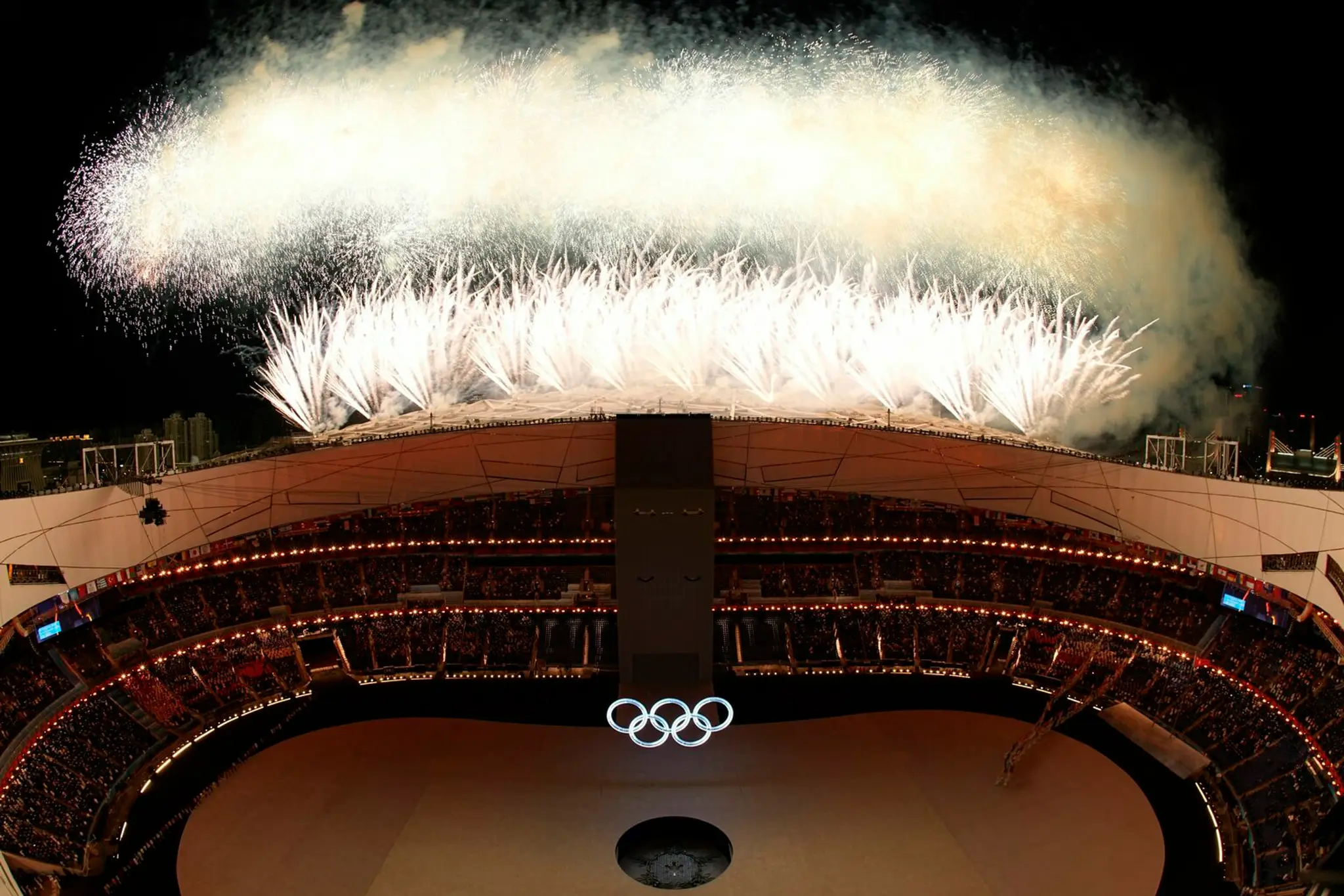 Ohňostroj počas otváracieho ceremoniálu ZOH 2022.