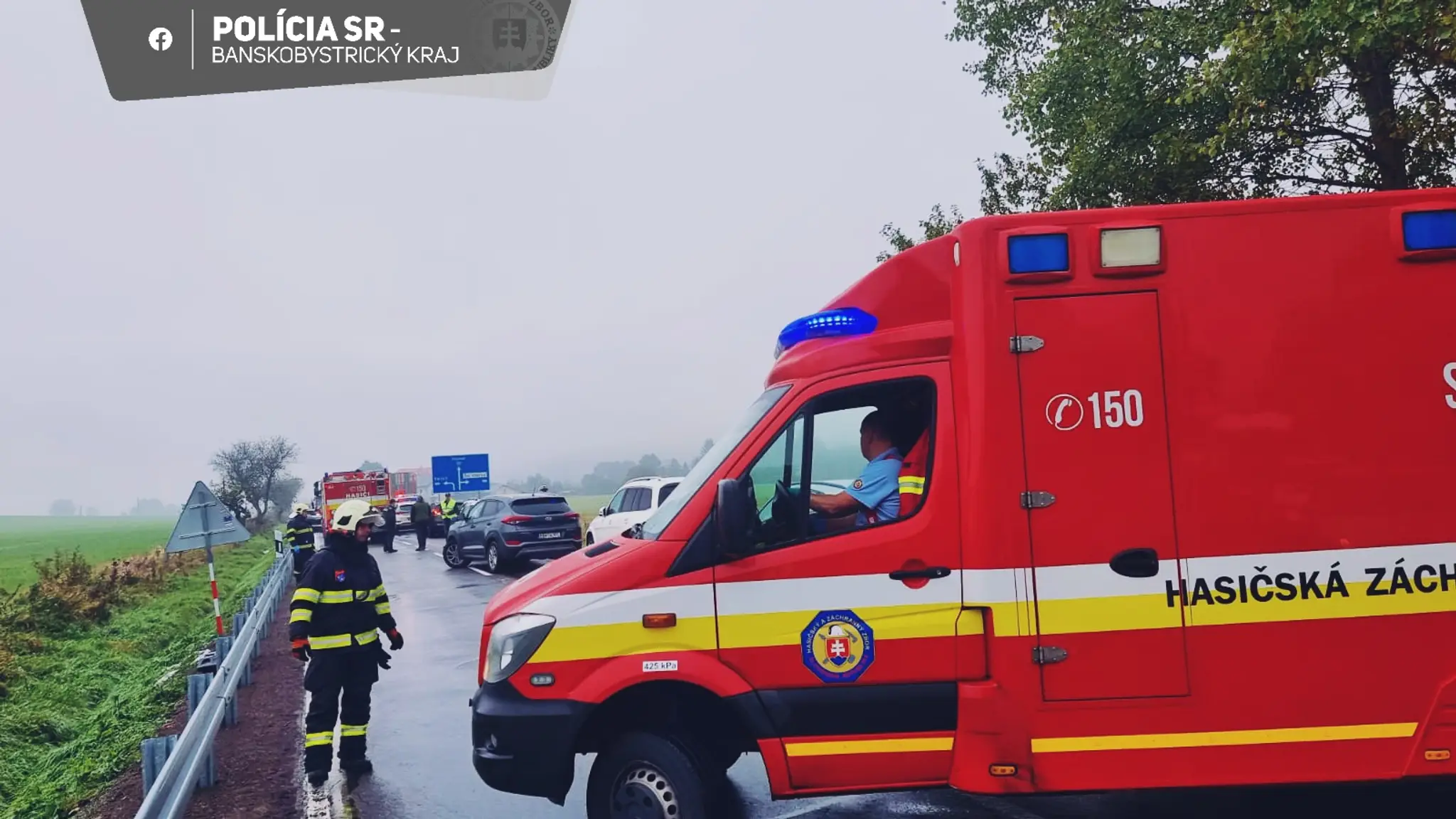 Hasiči na mieste nehody pri obci Bacúch.