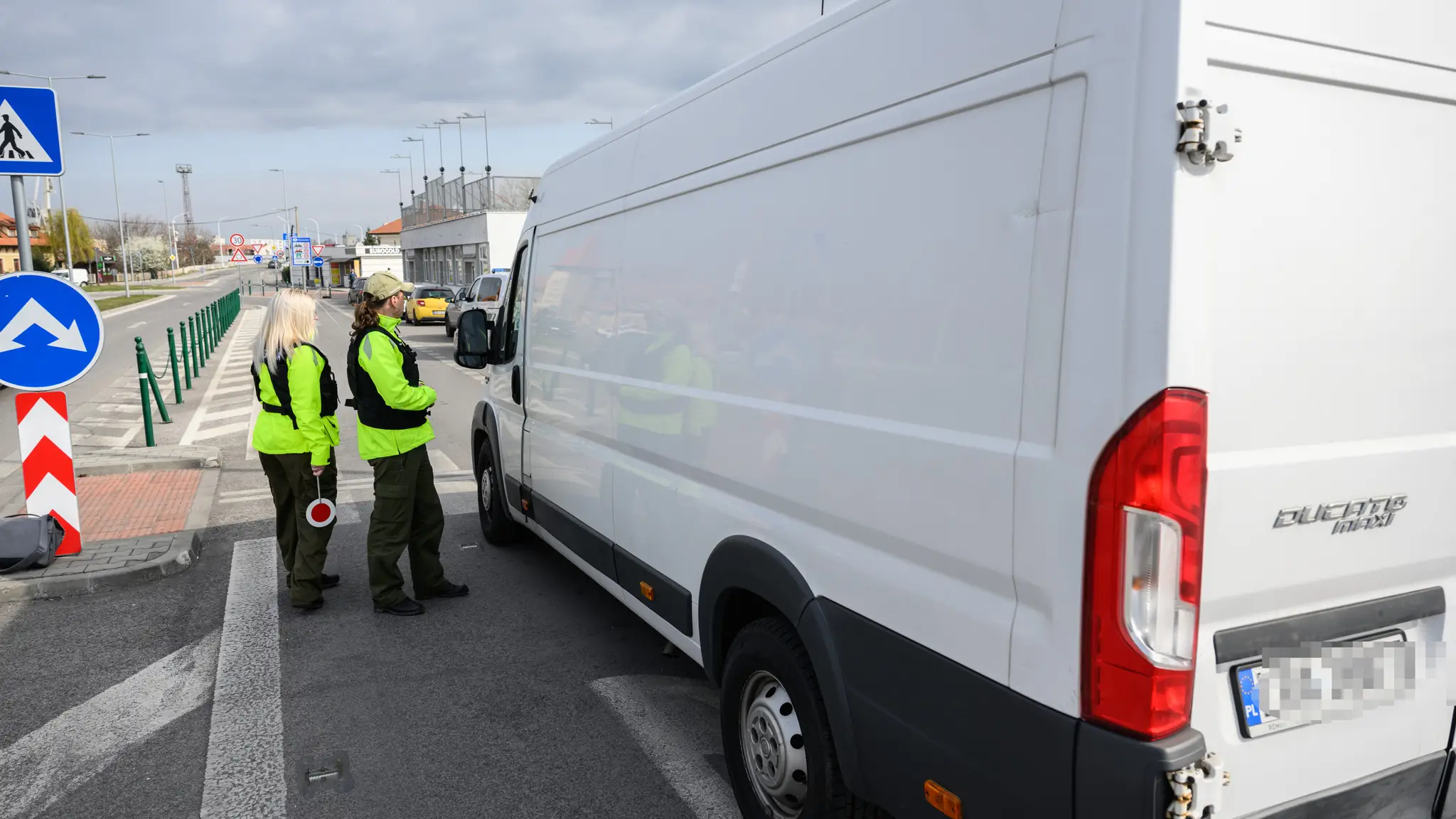 Policajti pre slintačku a krívačku zastavujú vozidlá na hraničných priechodoch