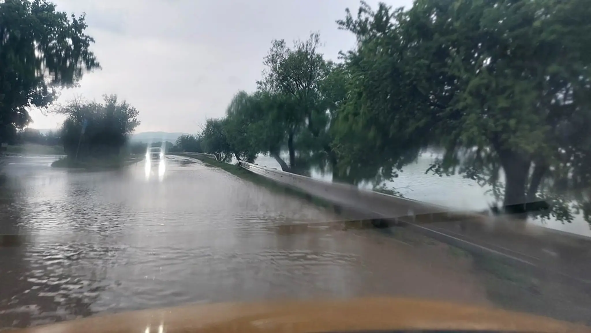 Zatopená cesta pri Sobotišti.