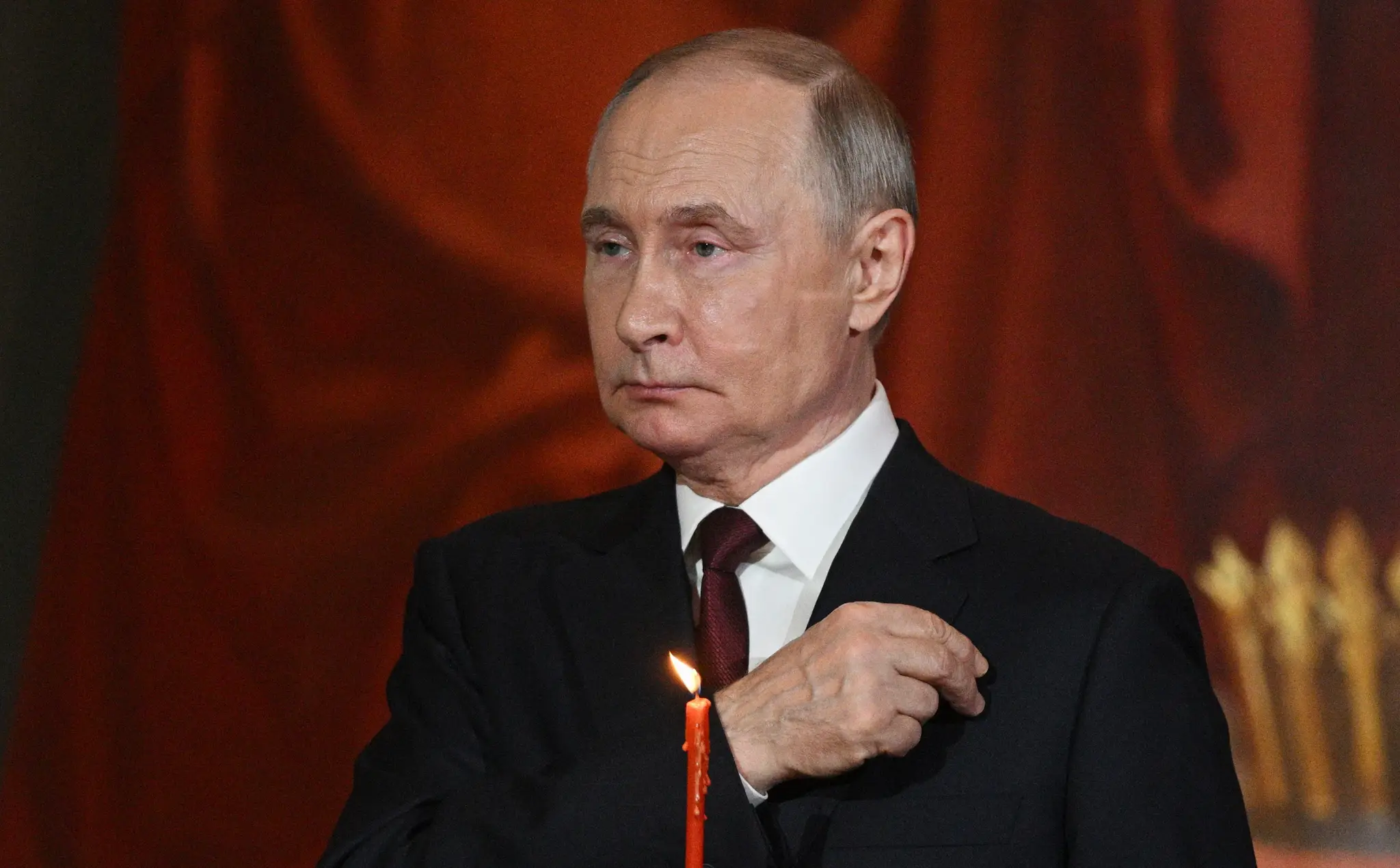 Ruský prezident Vladimir Putin  počas veľkonočnej pravoslávnej bohoslužby v Chráme Krista Spasiteľa 19. apríla 2025 v Moskve.
