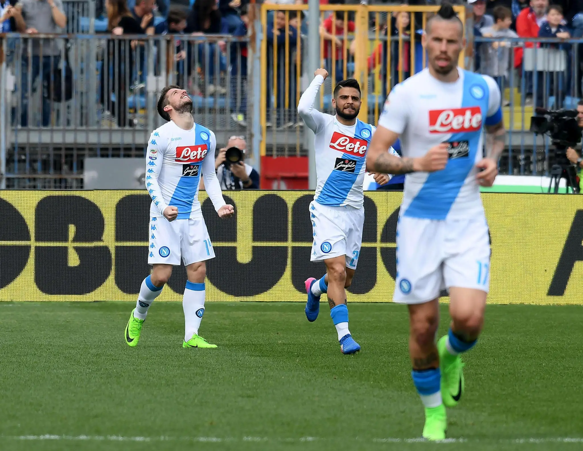 Dries Mertens (vľavo) z Neapola po strelení gólu proti Empoli.