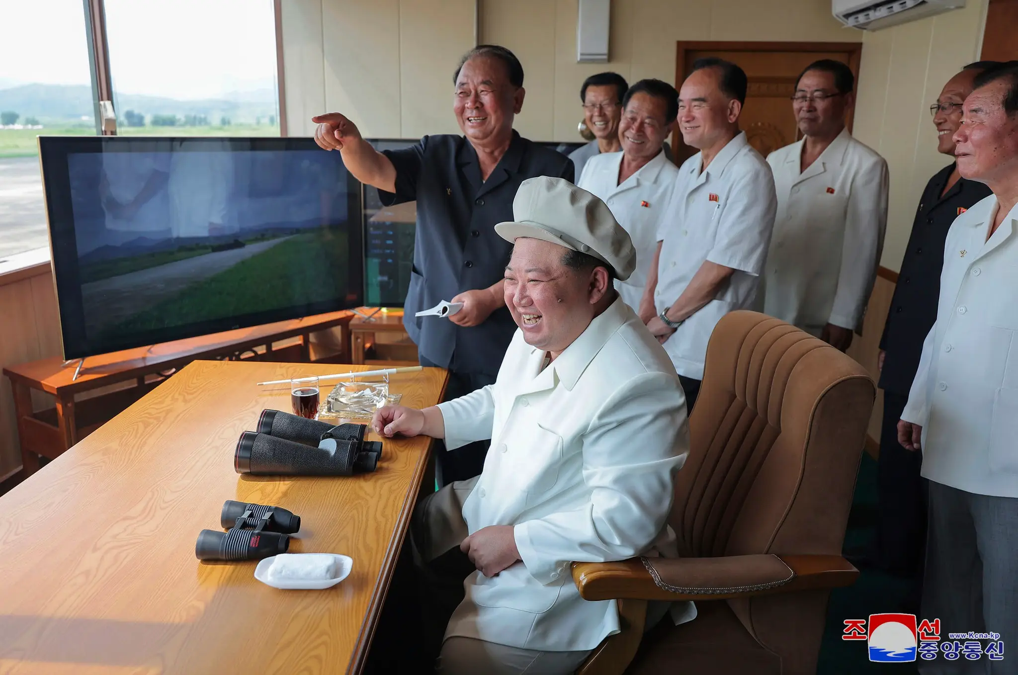 Na snímke vodca KĽDR Kim Čong-un počas testu nového raketového systému.