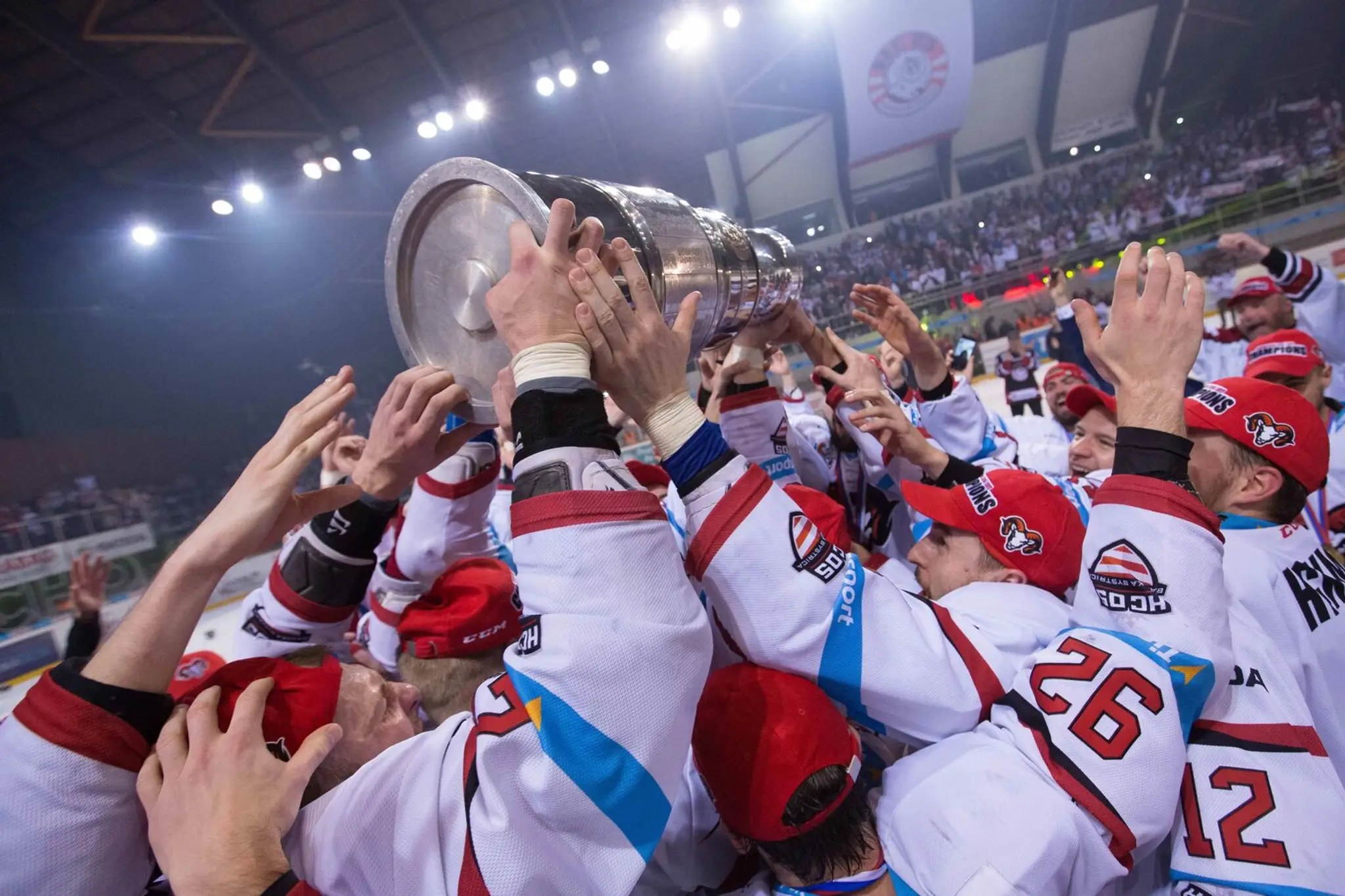 Na snímke hráči HC'05 iClinic Banská Bystrica oslavujú zisk historicky prvého majstrovského titulu 