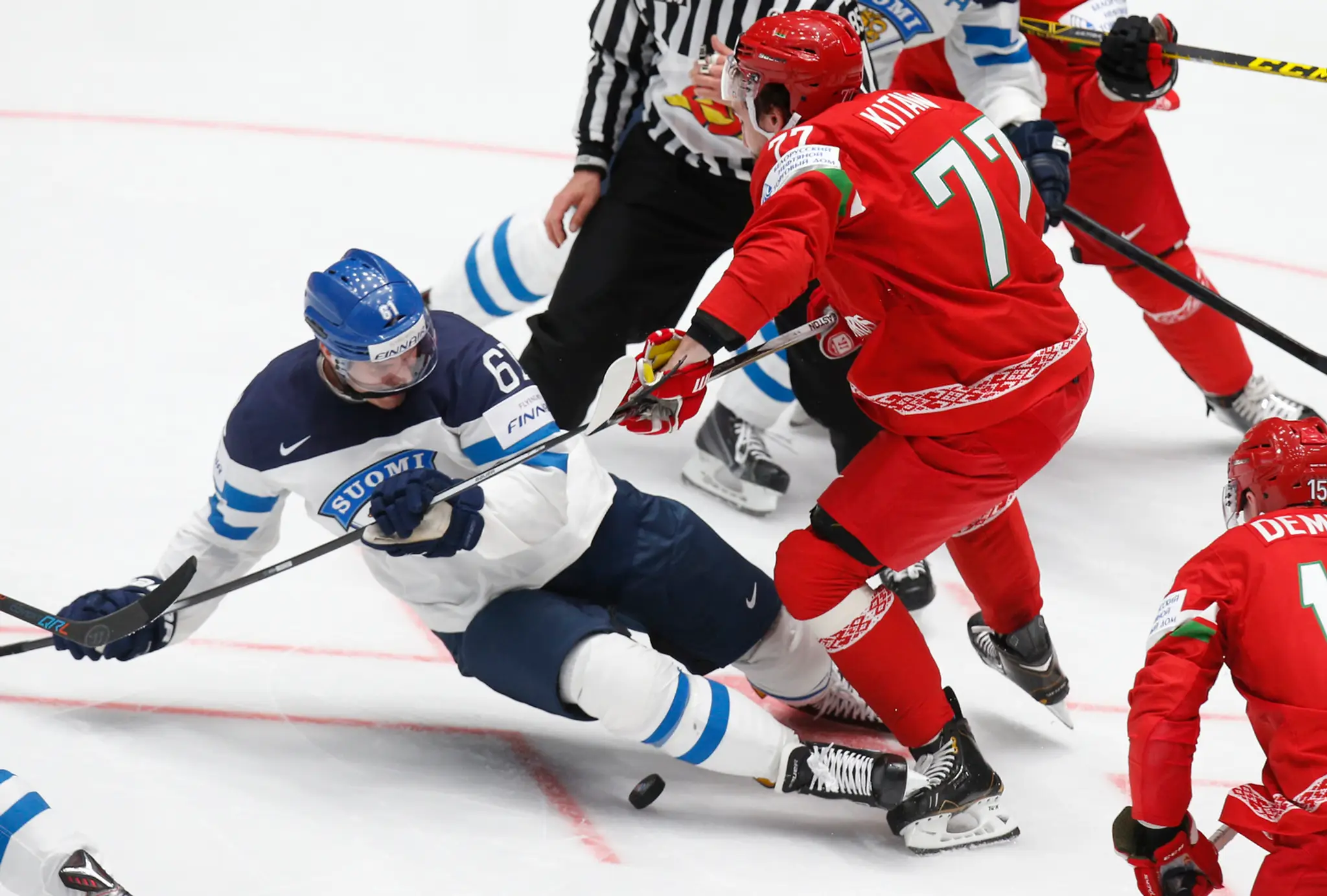 Fín Aleksander Barkov v súboji proti Bielorusovi Alexandrovi Kitarovi počas vzájomného duelu B-skupiny MS v Rusku.