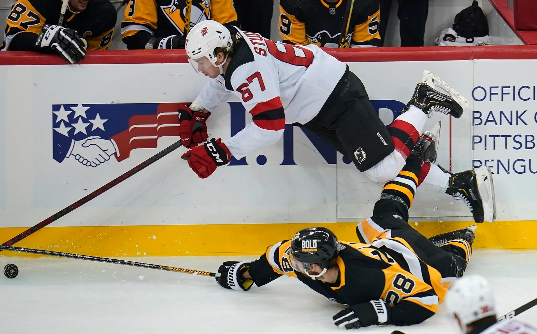 Slovenský hráč New Jersey Devils Marián Studenič (67) v kolízii s Marcusom Petterssonom (28) z Pittsburghu Penguins.