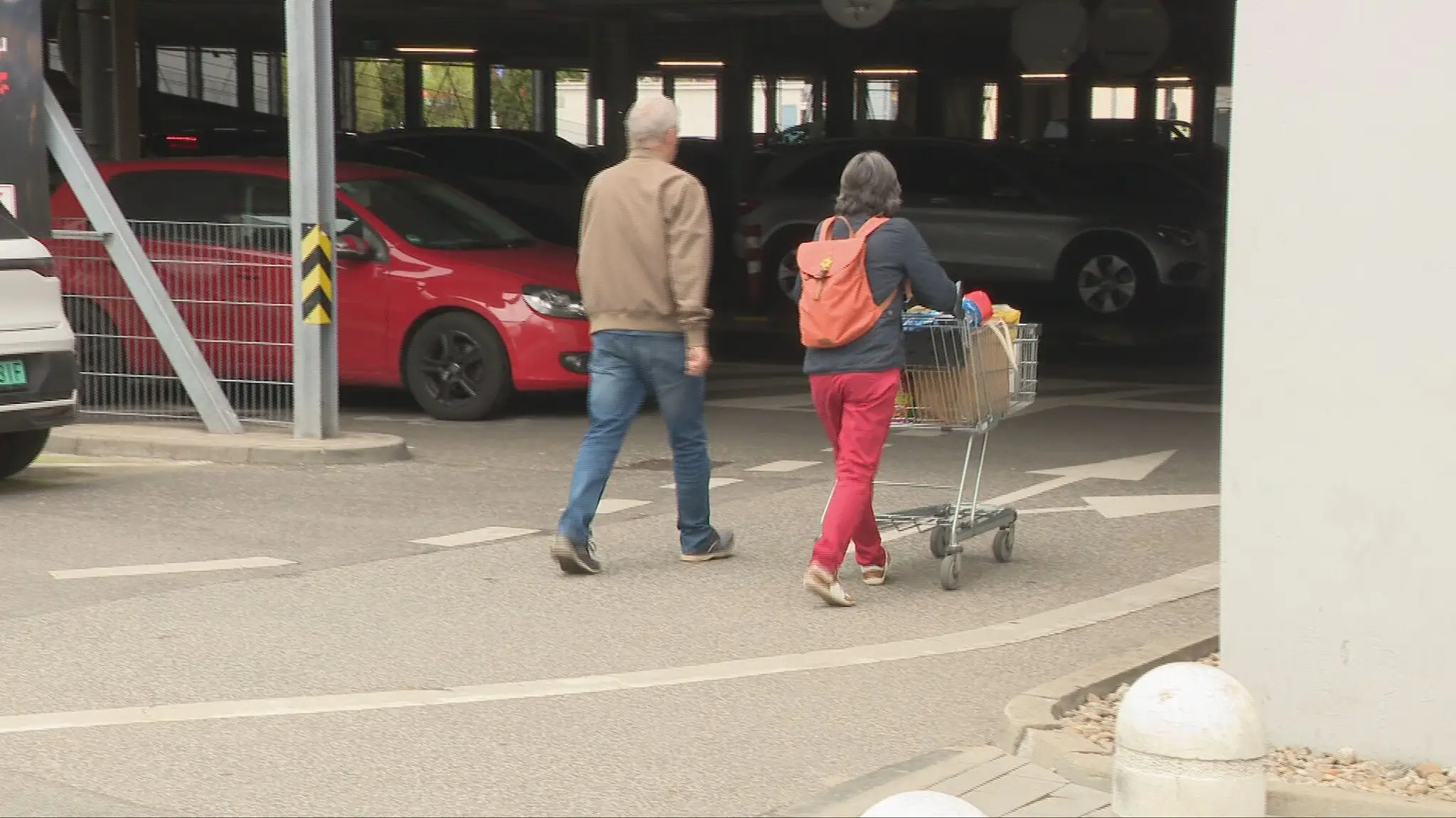 Slováci počas Veľkonočného pondelka tentokrát aj nakupovali.