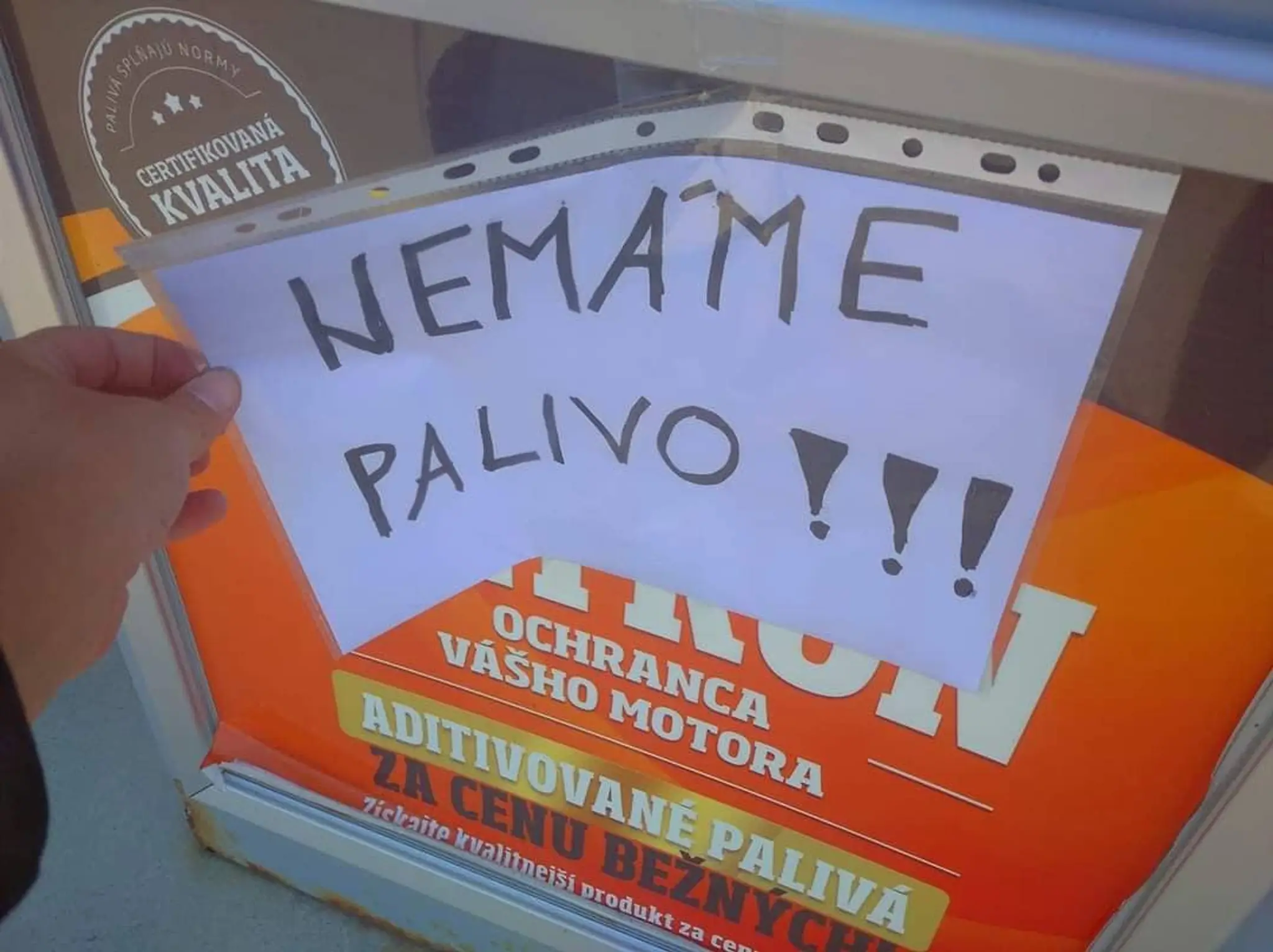 Oznam na čerpacej stanici 