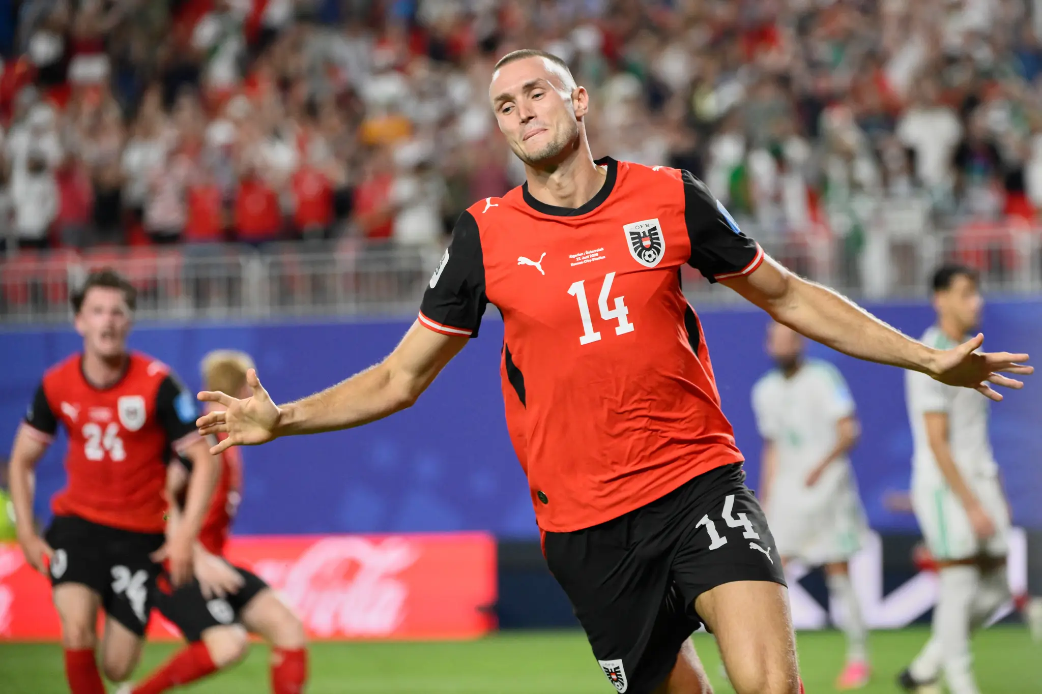 Rakúsky futbalista Saša Kalajdžič sa teší z gólu.