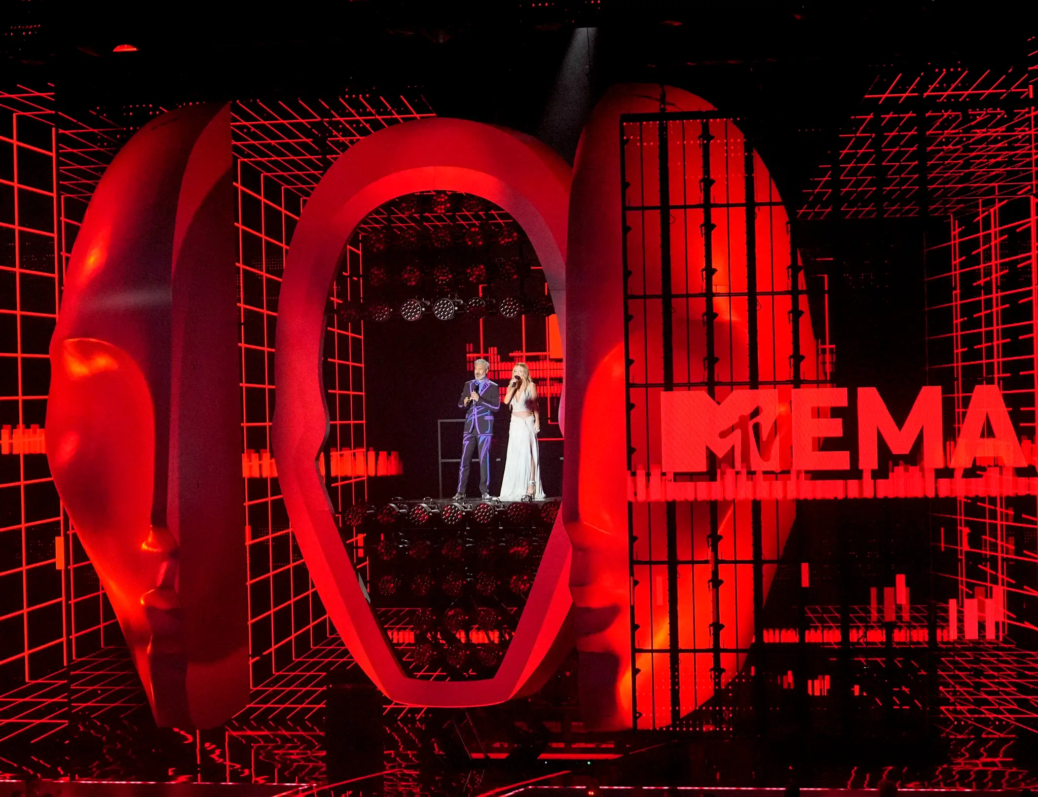Na snímke z 13. novembra 2022 Taika Waititi a Rita Ora počas udeľovania hudobných cien MTV Europe Awards v Düsseldorfe.