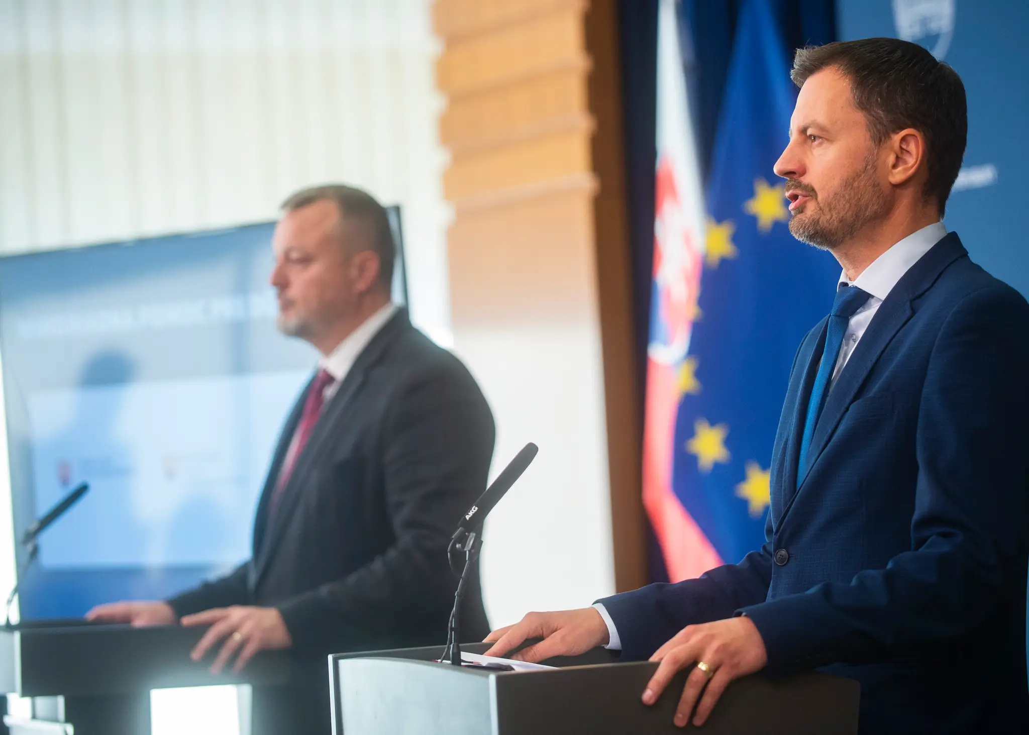 Predseda vlády SR Eduard Heger (OĽaNO) a minister práce, sociálnych vecí a rodiny SR Milan Krajniak (Sme rodina) počas tlačovej konferencie na tému - Novela zákona o štátnom rozpočte
