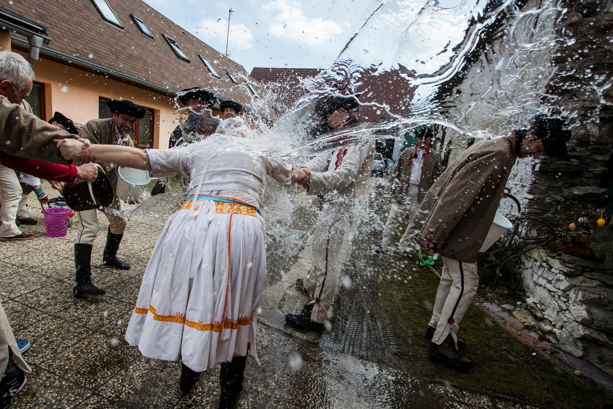 Členovia folklórneho súboru Váh počas veľkonočnej oblievačky v Liptovskom Mikuláši.