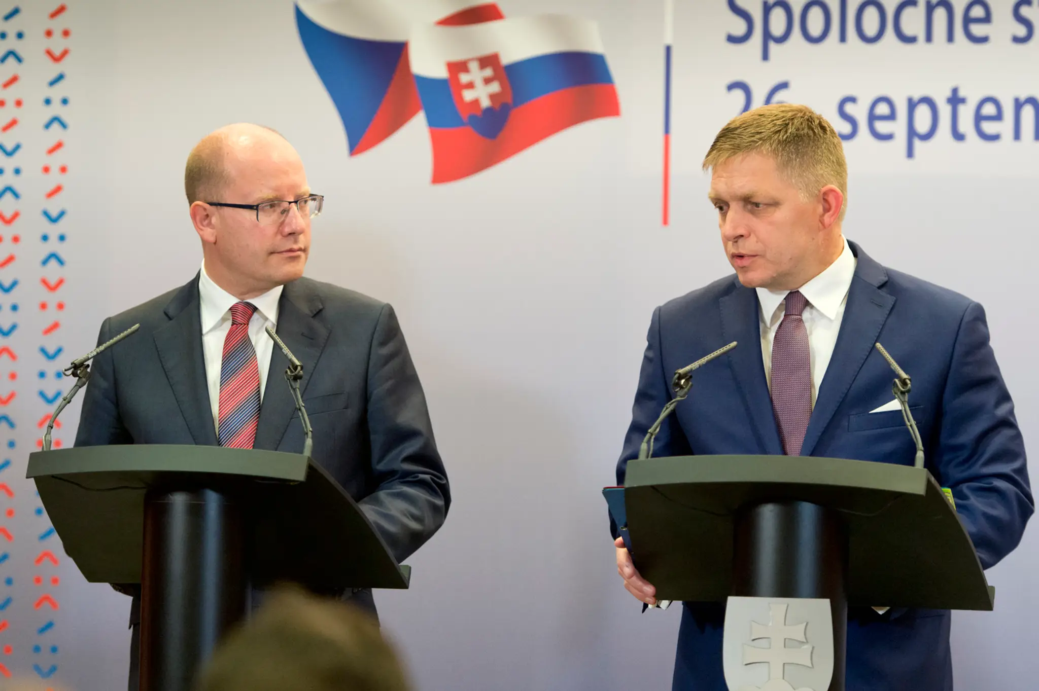 Predseda vlády SR Robert Fico a vľavo predseda vlády Českej republiky Bohuslav Sobotka