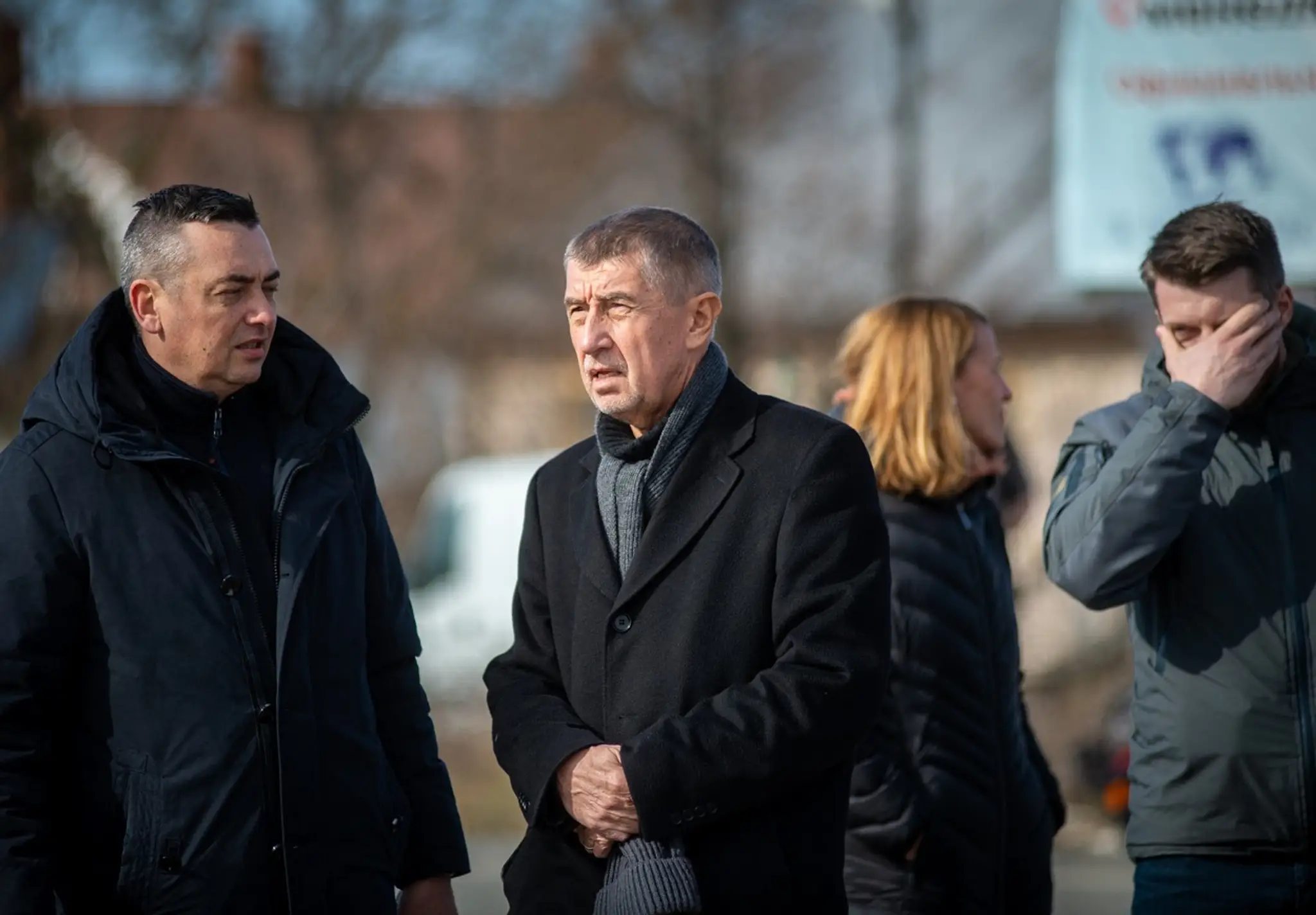 Český expremiér Andrej Babiš počas návštevy utečeneckého tábora pri hraničnom priechode Vyšné Nemecké.